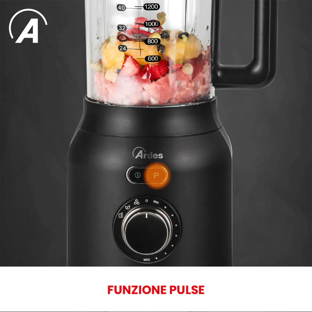 Frullatore pieno di frutta. Base nera con controllo rotondo e la parola 'P'.