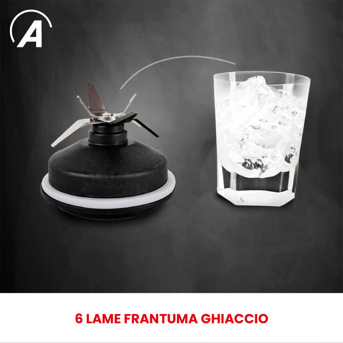Una lama del frullatore accanto a un bicchiere di ghiaccio su sfondo scuro.