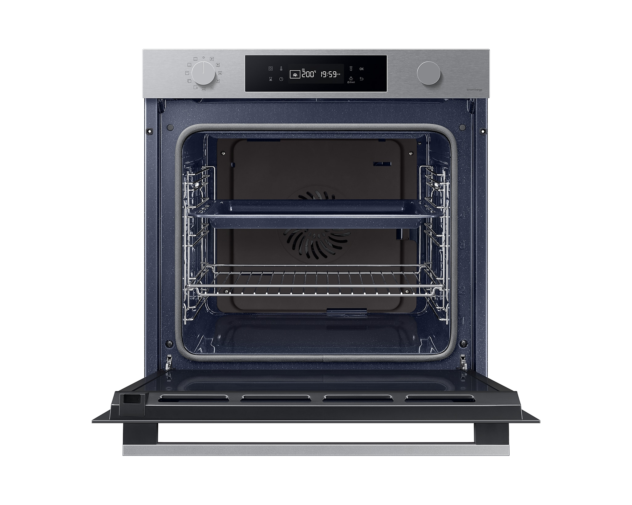 Interno di un forno, aperto, con un vassoio all'interno, su sfondo bianco.