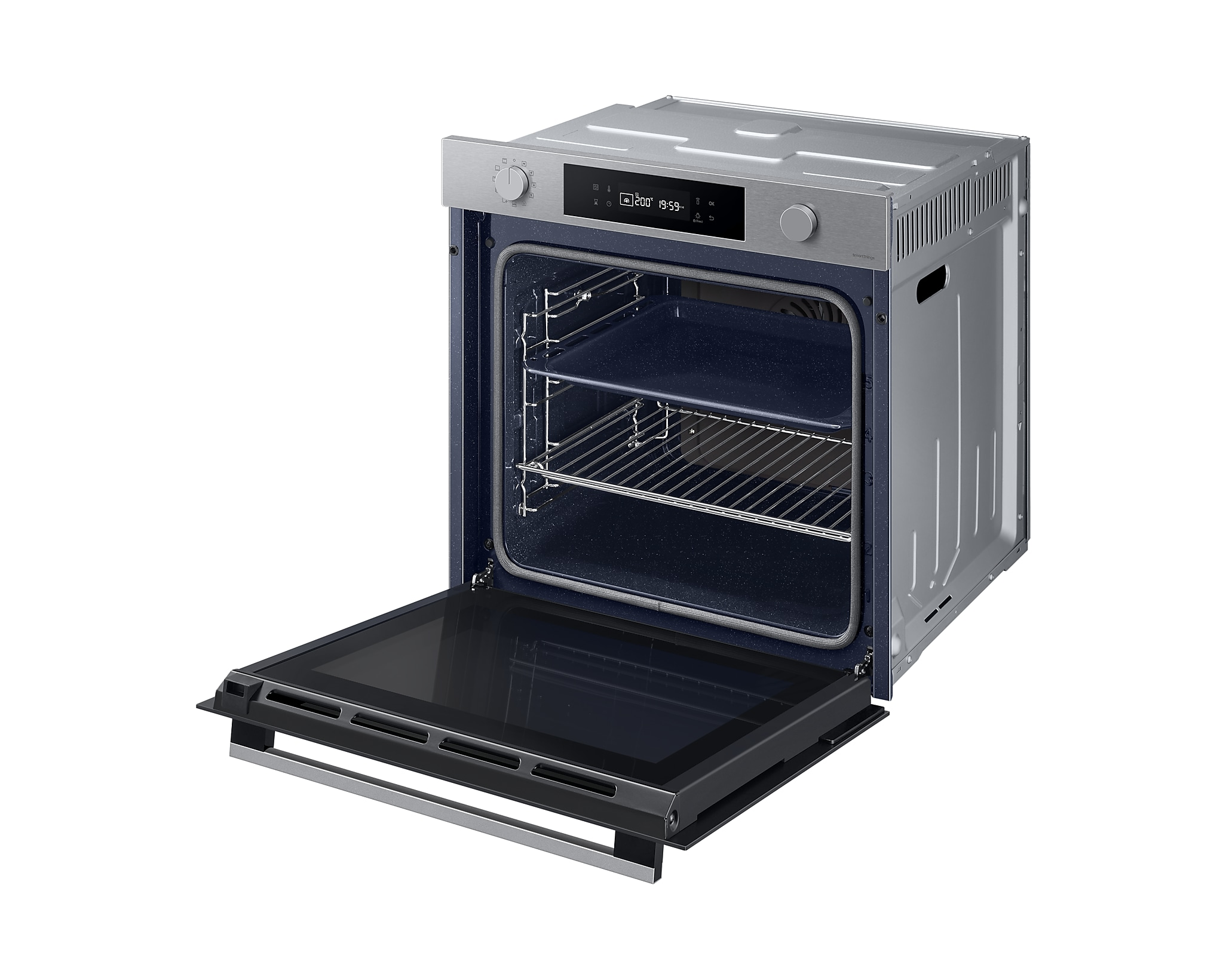 Un forno aperto con ripiani all'interno. Il forno è in acciaio inox, su sfondo bianco.