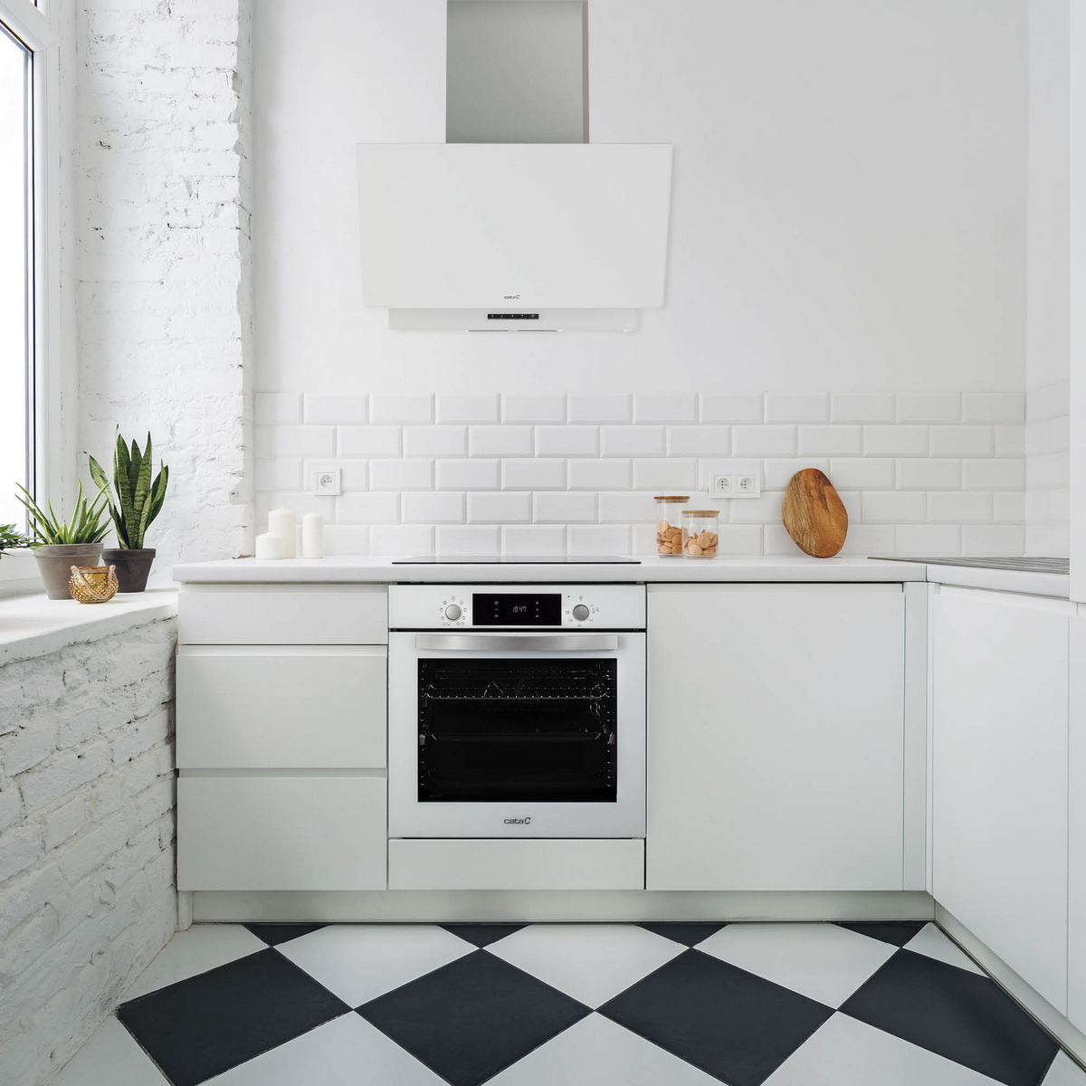 Interior de cocina blanco con armarios blancos, horno y campana. Suelo ajedrezado blanco y negro. Fondo blanco.