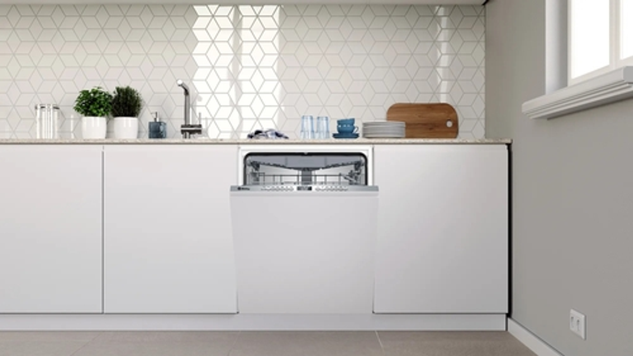 Zmywarka z otwartymi drzwiami. Wnętrze pokazuje półki. W białej kuchni.