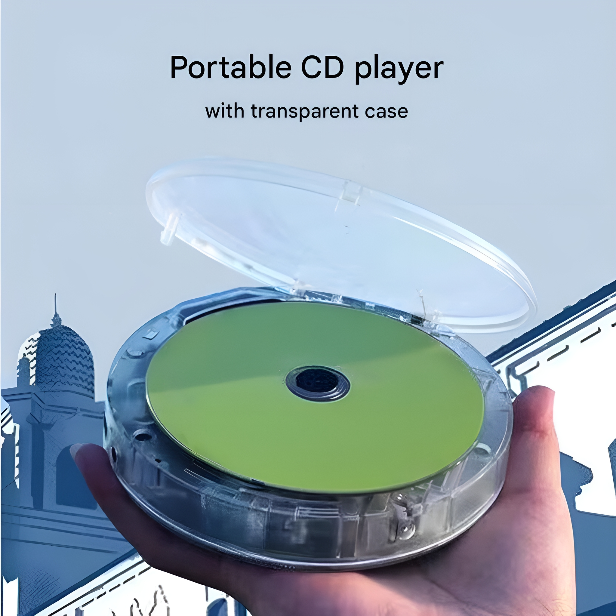 Eine Hand hält einen tragbaren CD-Player mit transparentem Gehäuse. Grüne CD im Inneren. Blauer Hintergrund.