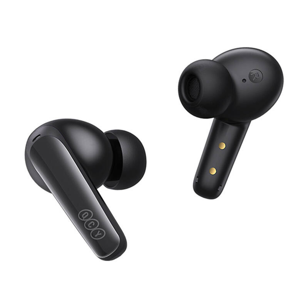 Due auricolari QCY neri. Sono angolati, mostrando il design e i contatti di ricarica.