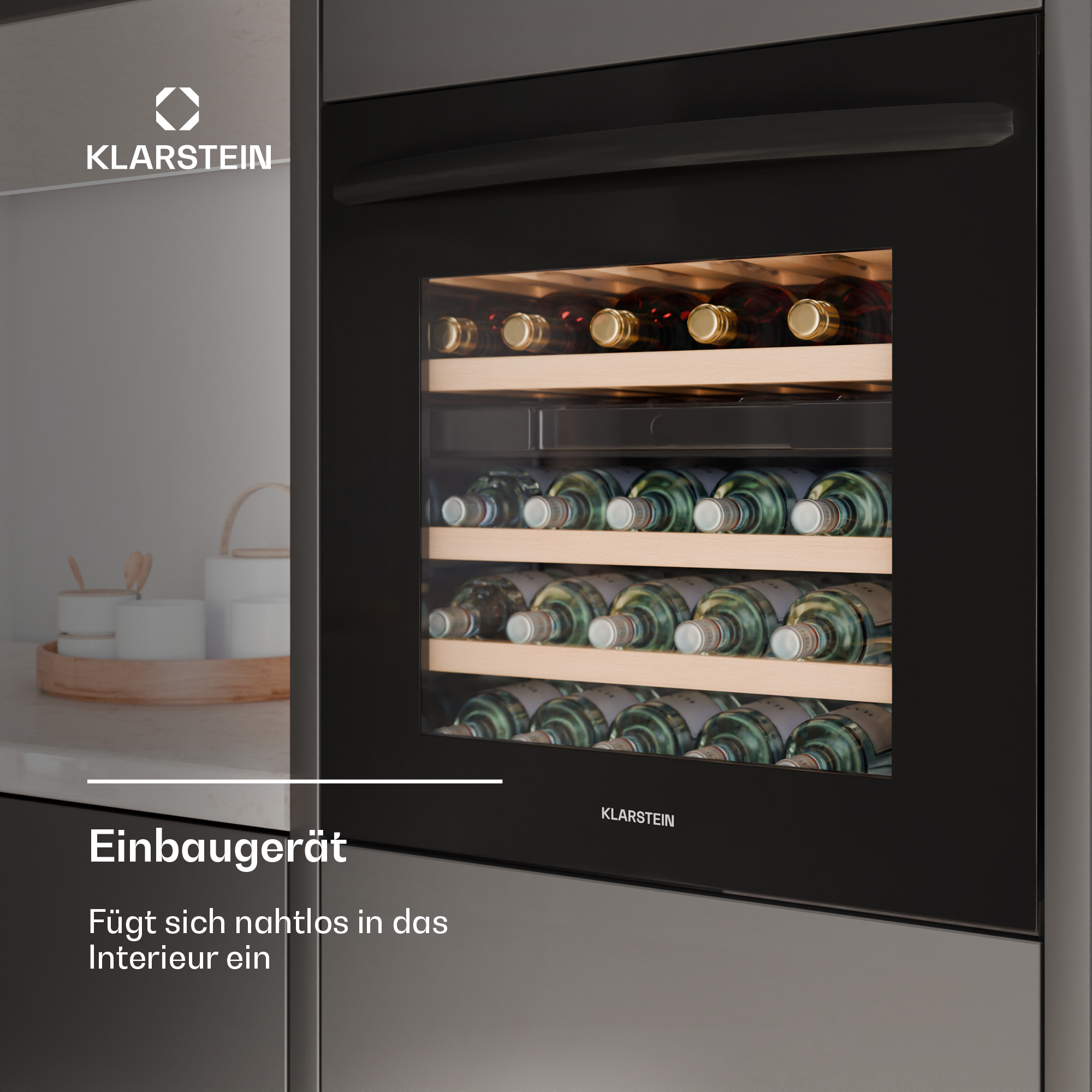 Ein schwarzer Weinkühler mit Glastür, gefüllt mit Weinflaschen. Das Klarstein-Logo ist sichtbar.