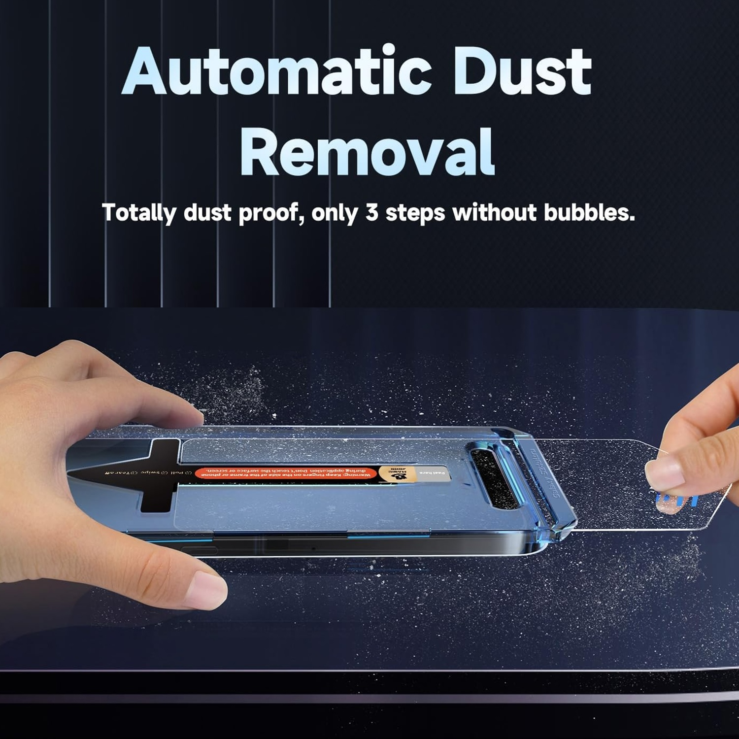 Mani che applicano una protezione per lo schermo, con un telefono e un'etichetta per la rimozione della polvere.