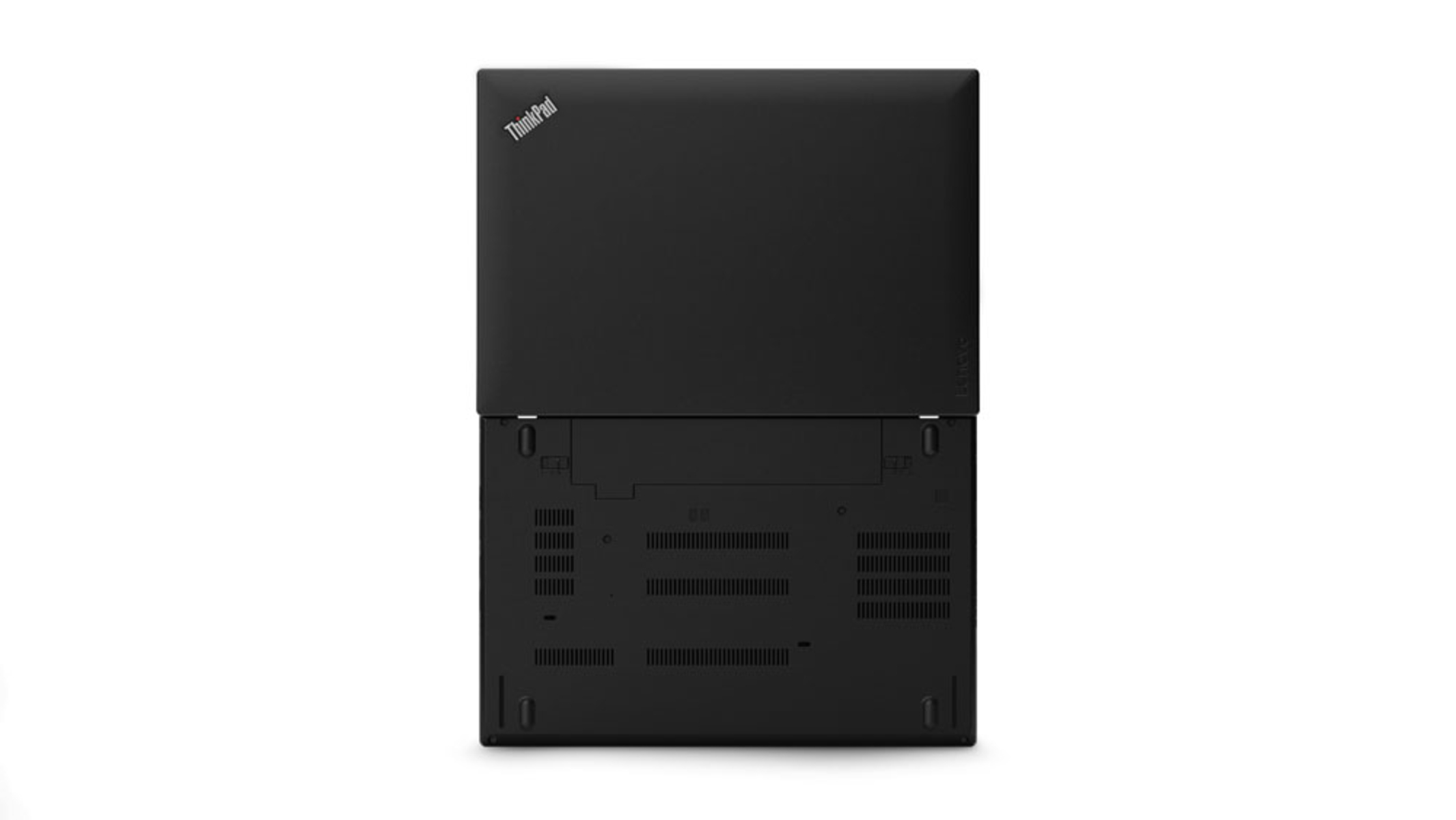 Ein geschlossener schwarzer Laptop, Unteransicht, auf weißem Hintergrund. Das ThinkPad-Logo ist sichtbar.