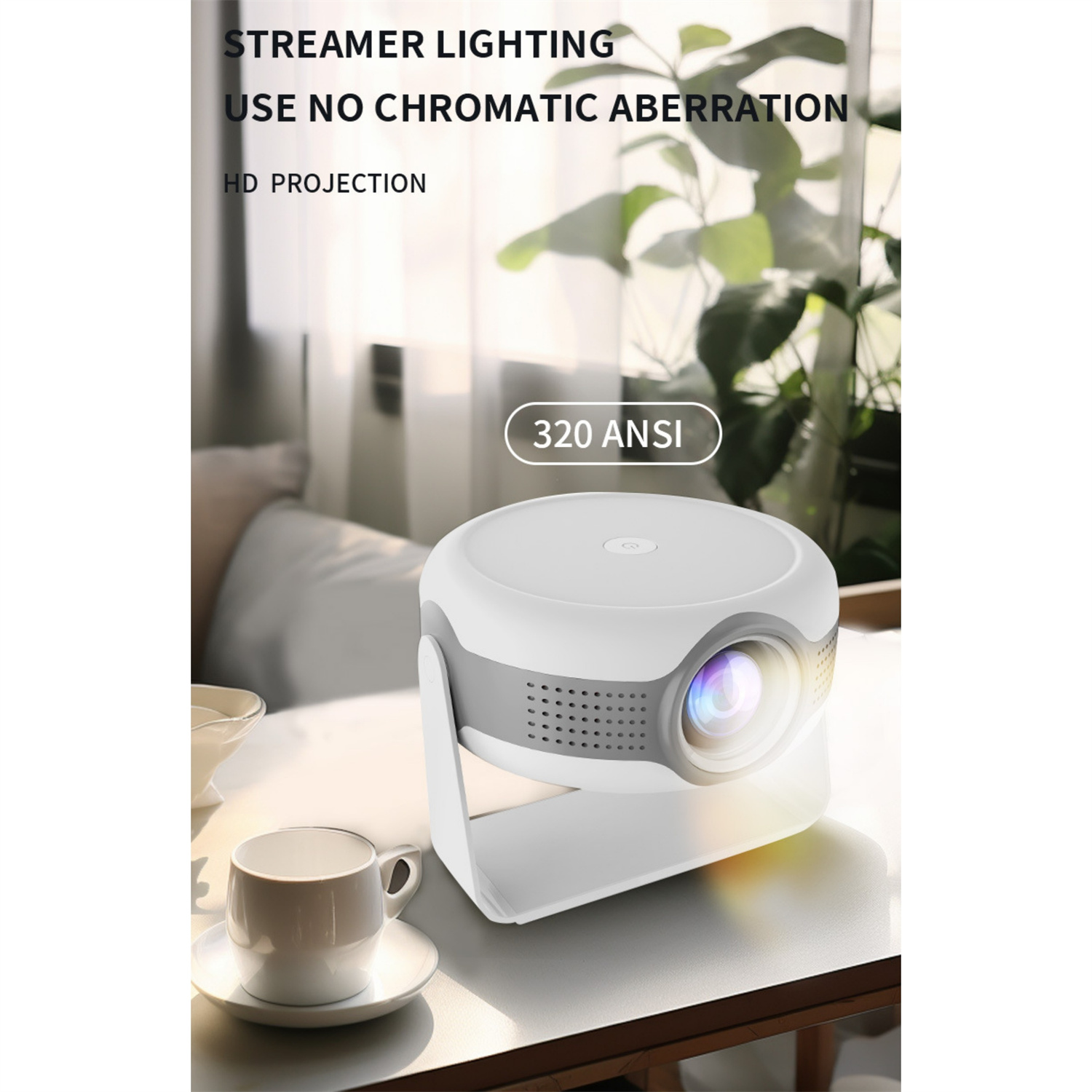Weißer und grauer Projektor auf einem weißen Ständer, der Licht projiziert. Eine Tasse und eine Pflanze sind im Vordergrund.