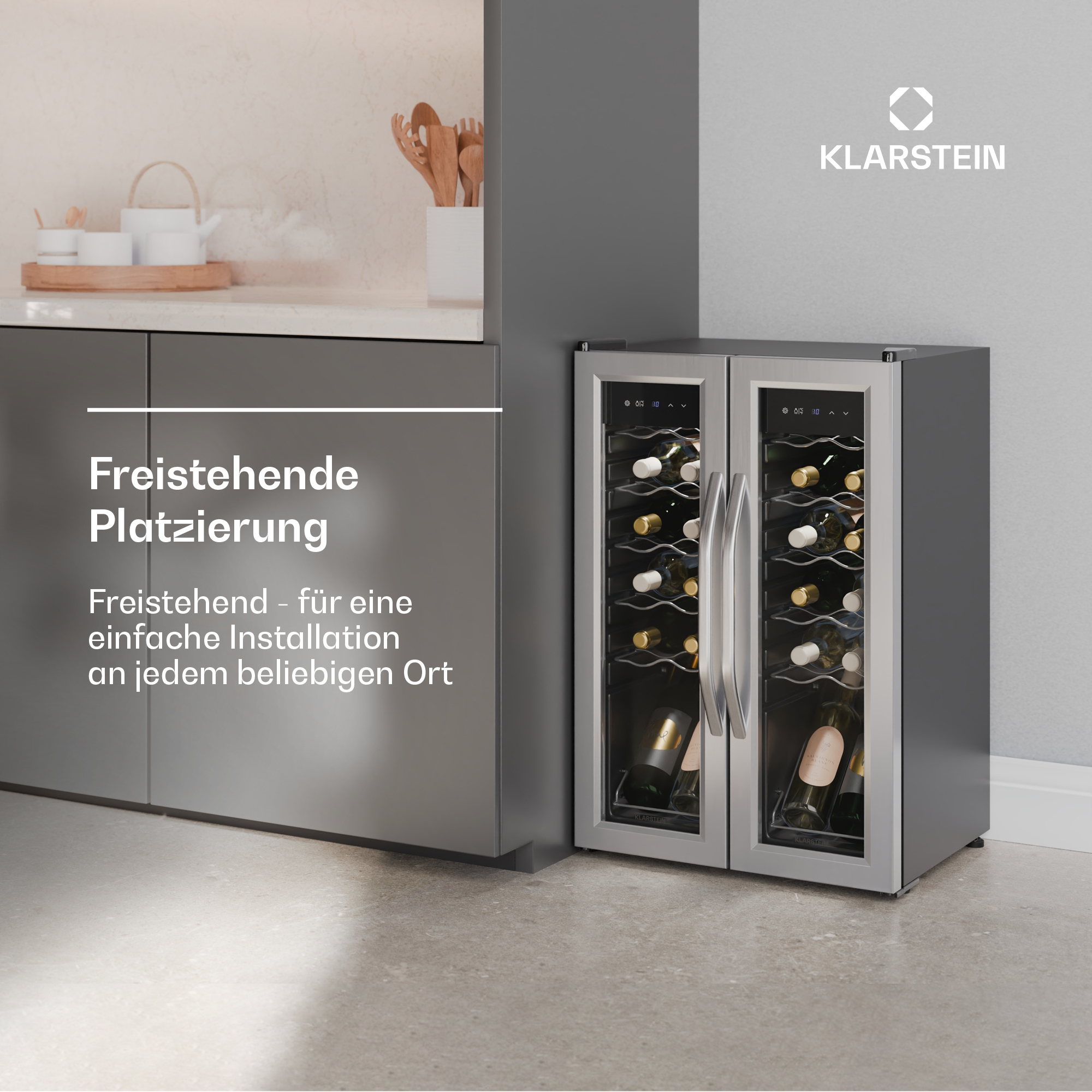 Un refrigeratore per vini con due porte in vetro, contenente bottiglie di vino, posto in un angolo cottura.