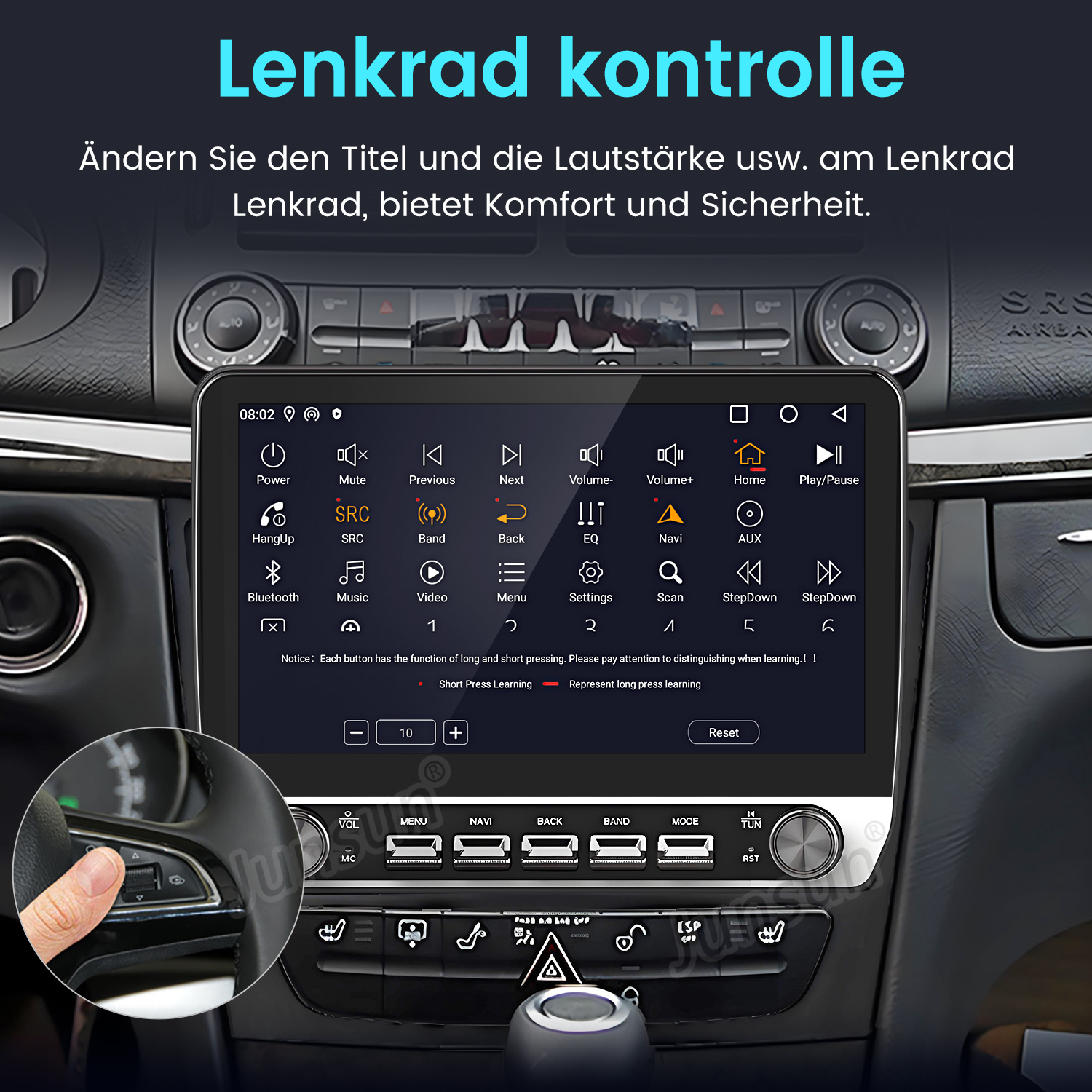 Armaturenbrettbildschirm mit verschiedenen Fahrzeugeinstellungen. Eine Hand berührt eine Lenkradtaste.