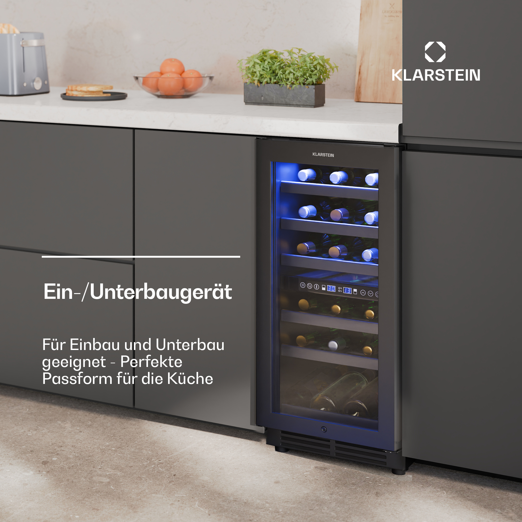 Cantinetta incorporata in un mobile da cucina. La porta in vetro rivela bottiglie. Luce interna blu.