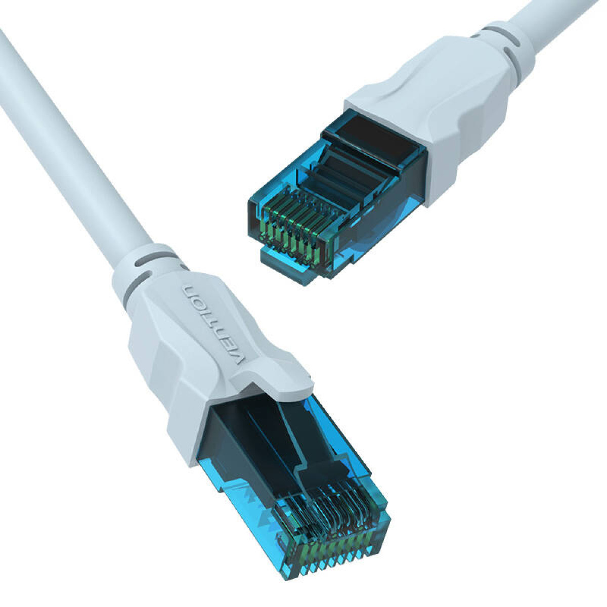 Zwei Netzwerkkabel mit hellblauen Steckern. Die Stecker haben durchsichtigen Kunststoff und blaue Kabel.