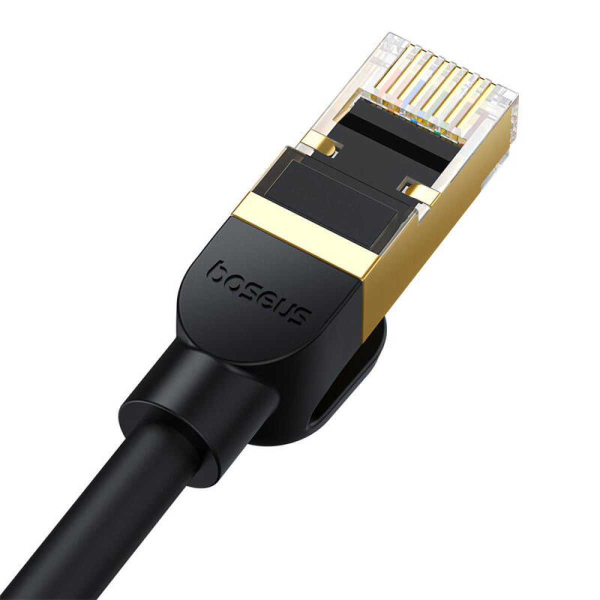 Nahaufnahme eines schwarzen Ethernet-Kabelanschlusses mit goldfarbener Abschirmung.