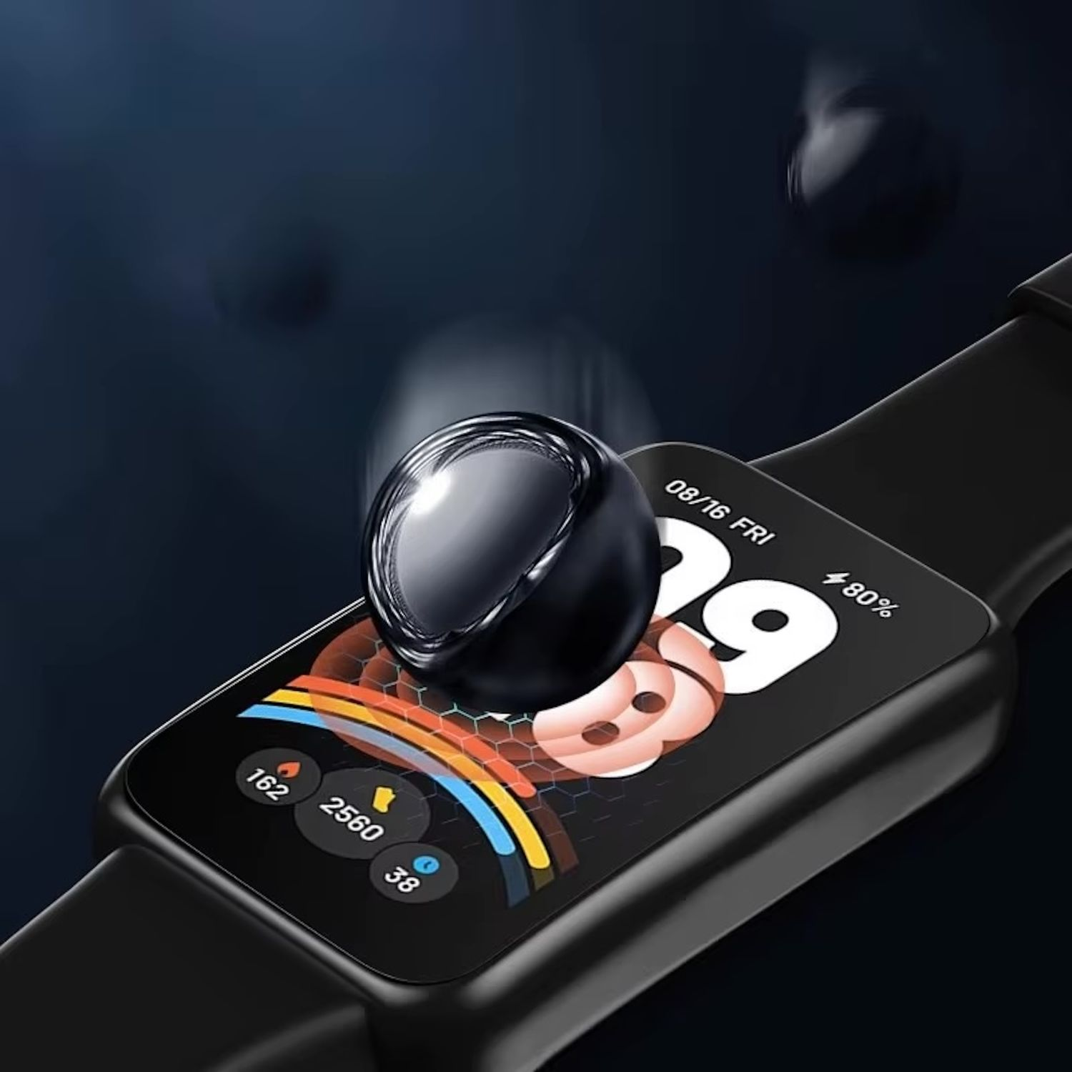 Schwarze Smartwatch am Handgelenk. Sie hat ein digitales Display mit Datum, Uhrzeit und Akkuprozentsatz.