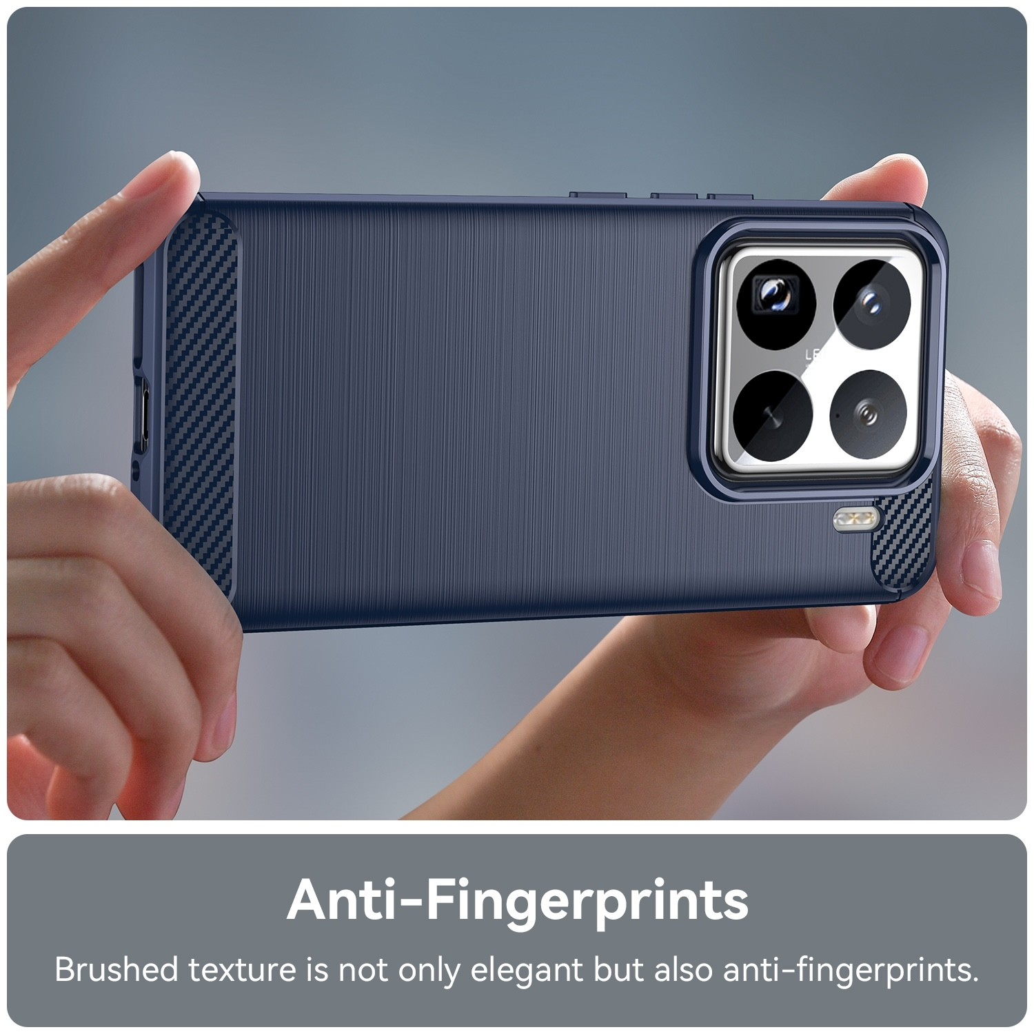 Eine Telefonhülle in Händen gehalten, die eine strukturierte Oberfläche mit dem Text 'Anti-Fingerprints' zeigt.