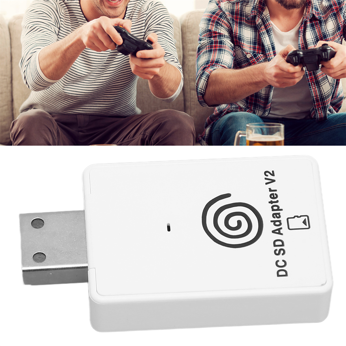 Zwei Männer spielen Videospiele, einer mit einem Controller und der andere mit einem Spieladapter für eine Konsole.