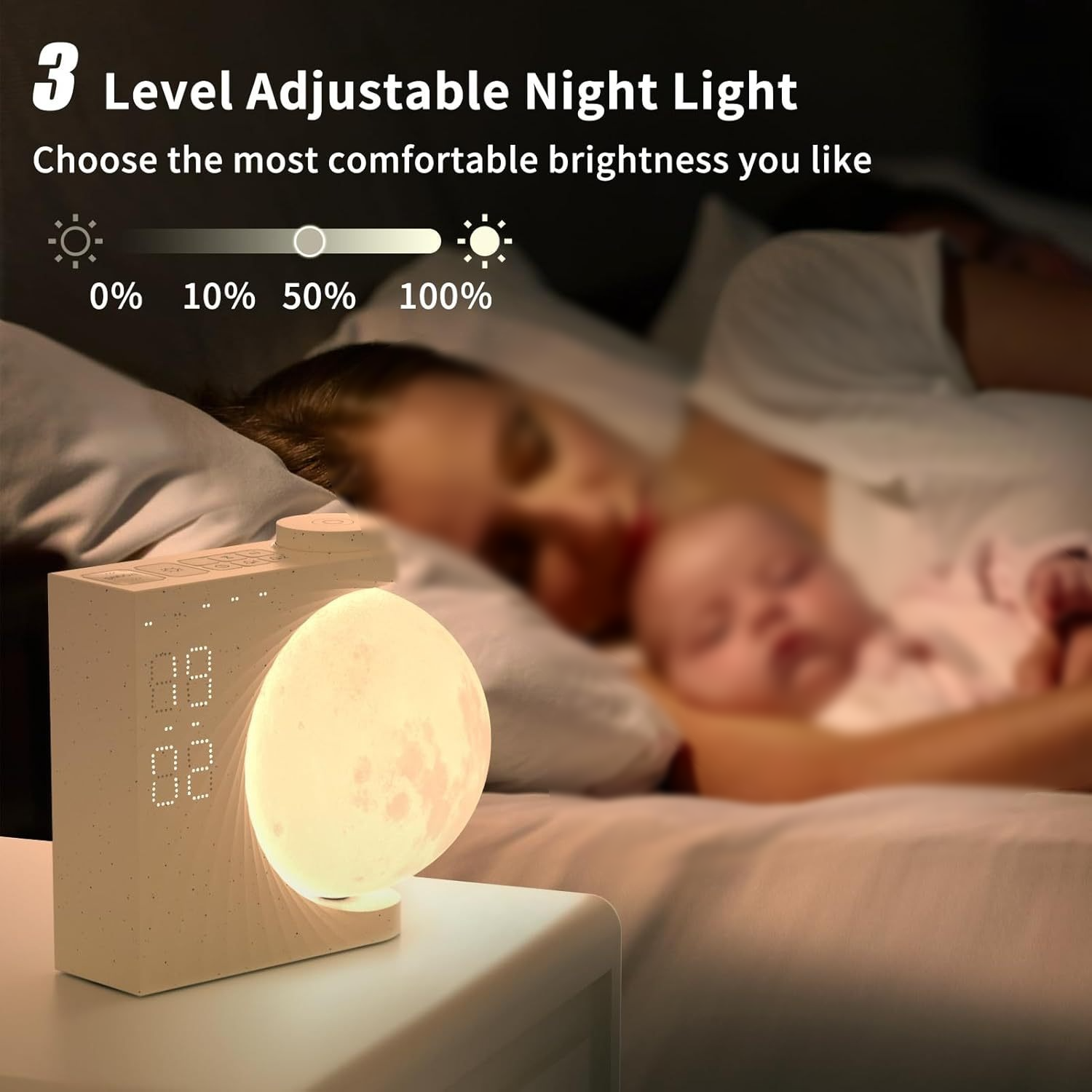 Nachtlicht mit Mondform. Im Hintergrund verschwimmen eine schlafende Frau und ein Baby.