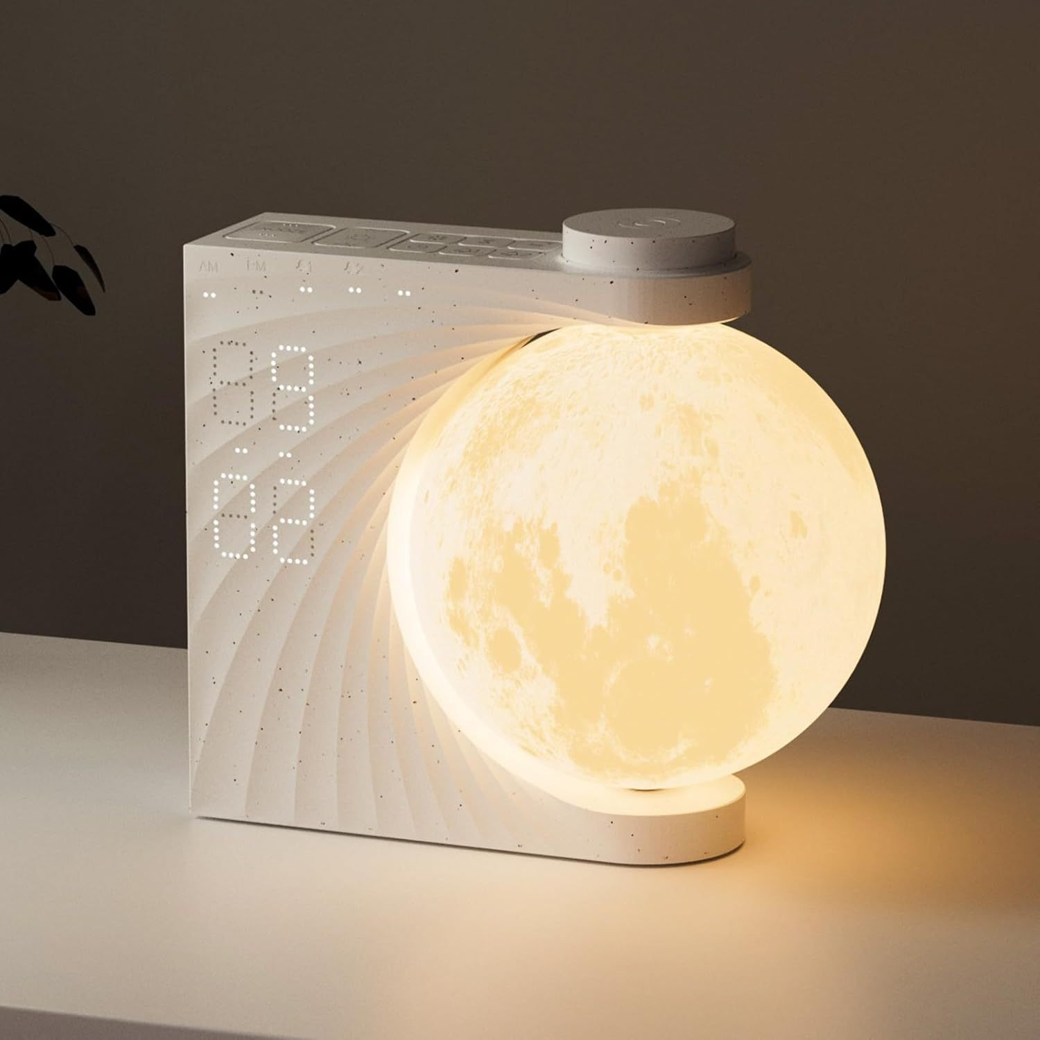 Eine weiße mondförmige Lampe mit digitaler Zeitanzeige und Wirbeldesign.