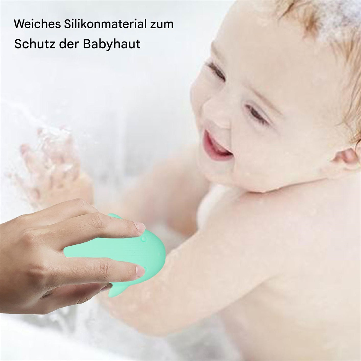 Ein Baby in der Badewanne, eine Hand hält ein walförmiges Silikon-Badespielzeug.
