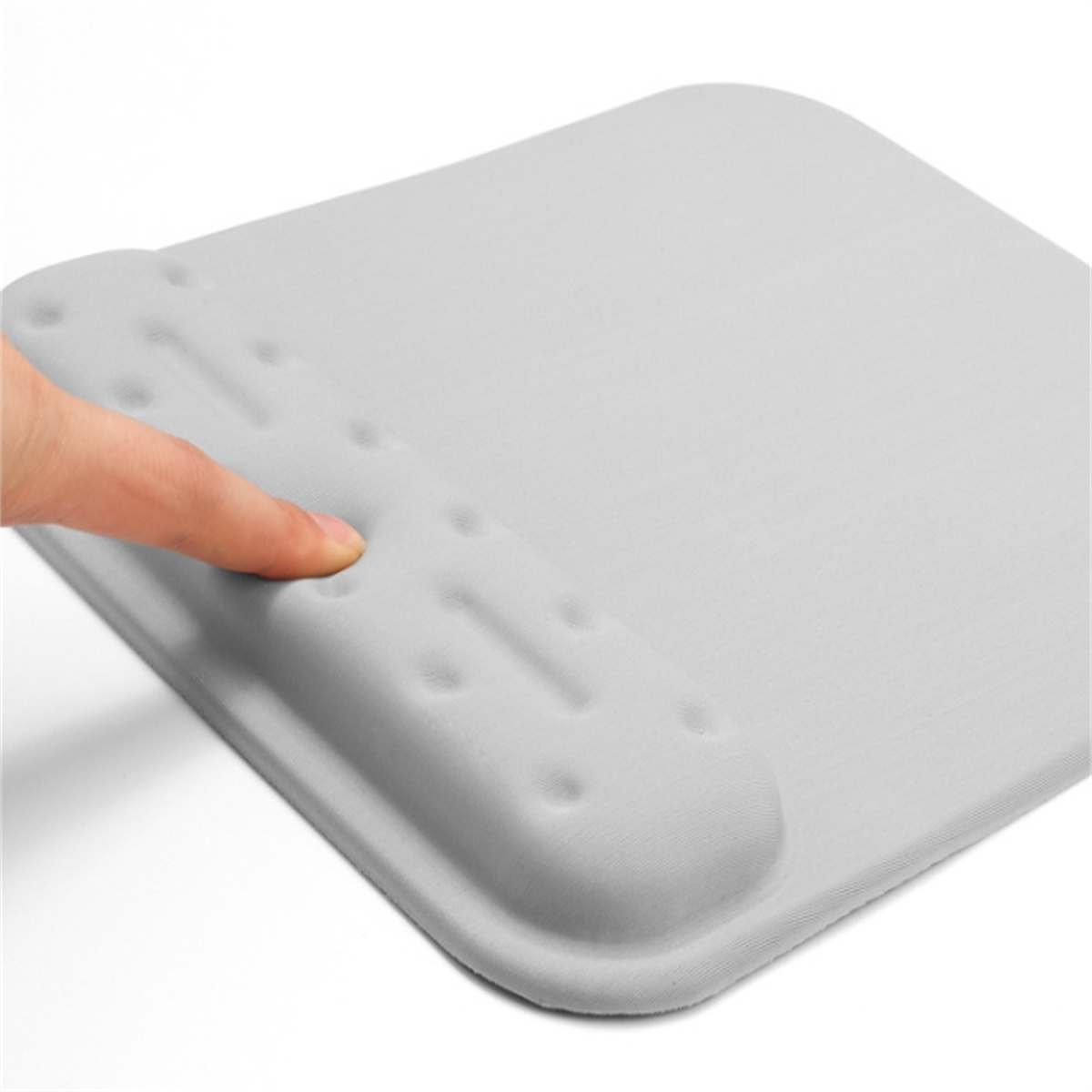 Graues Mauspapier mit einer Hand, die auf der Handballenauflage nach unten drückt.