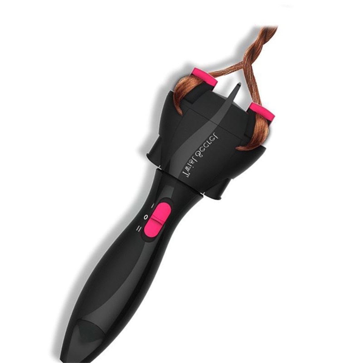 Schwarzes Haarflechtwerkzeug mit rosa Knopf. Zwei Haarsträhnen werden geflochten.