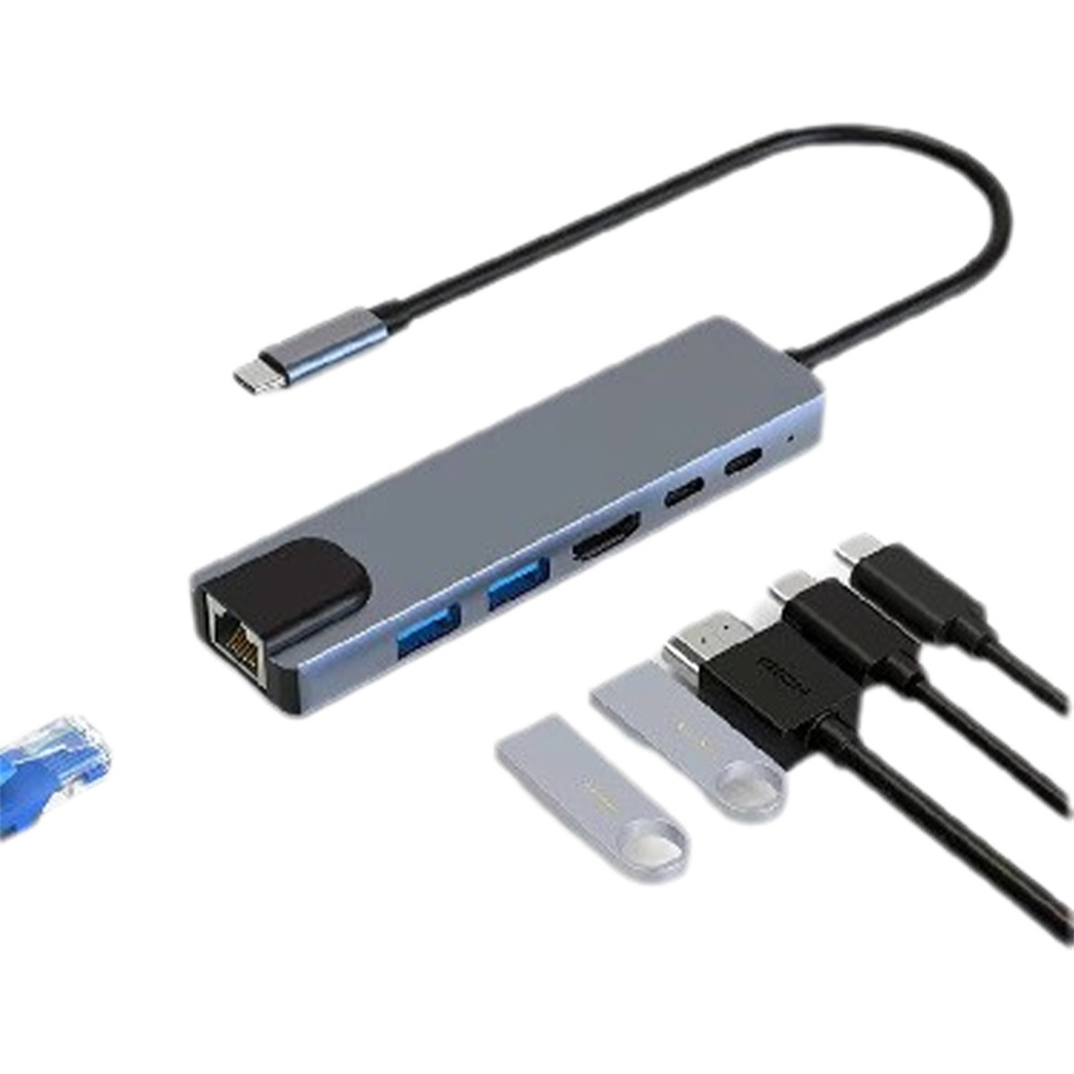 Ein grauer USB-Hub mit verschiedenen Anschlüssen und einem Kabel, das an Zubehör auf weißem Hintergrund angeschlossen ist.