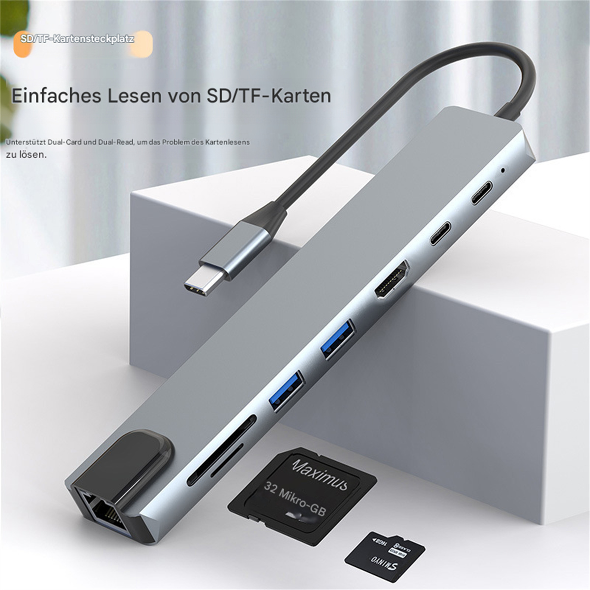 Silberner USB-Hub mit mehreren Anschlüssen und SD-Kartensteckplätzen. Enthält SD- und MicroSD-Karten.