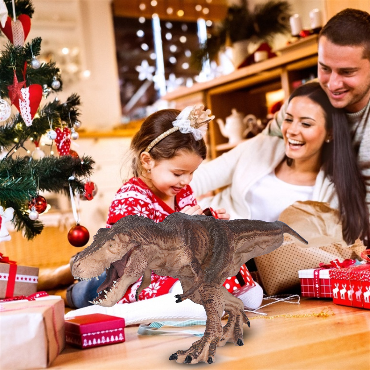 Eine Familie mit einem Mädchen und einem Dinosaurierspielzeug während einer Weihnachtsfeier, mit Geschenken und Baum.
