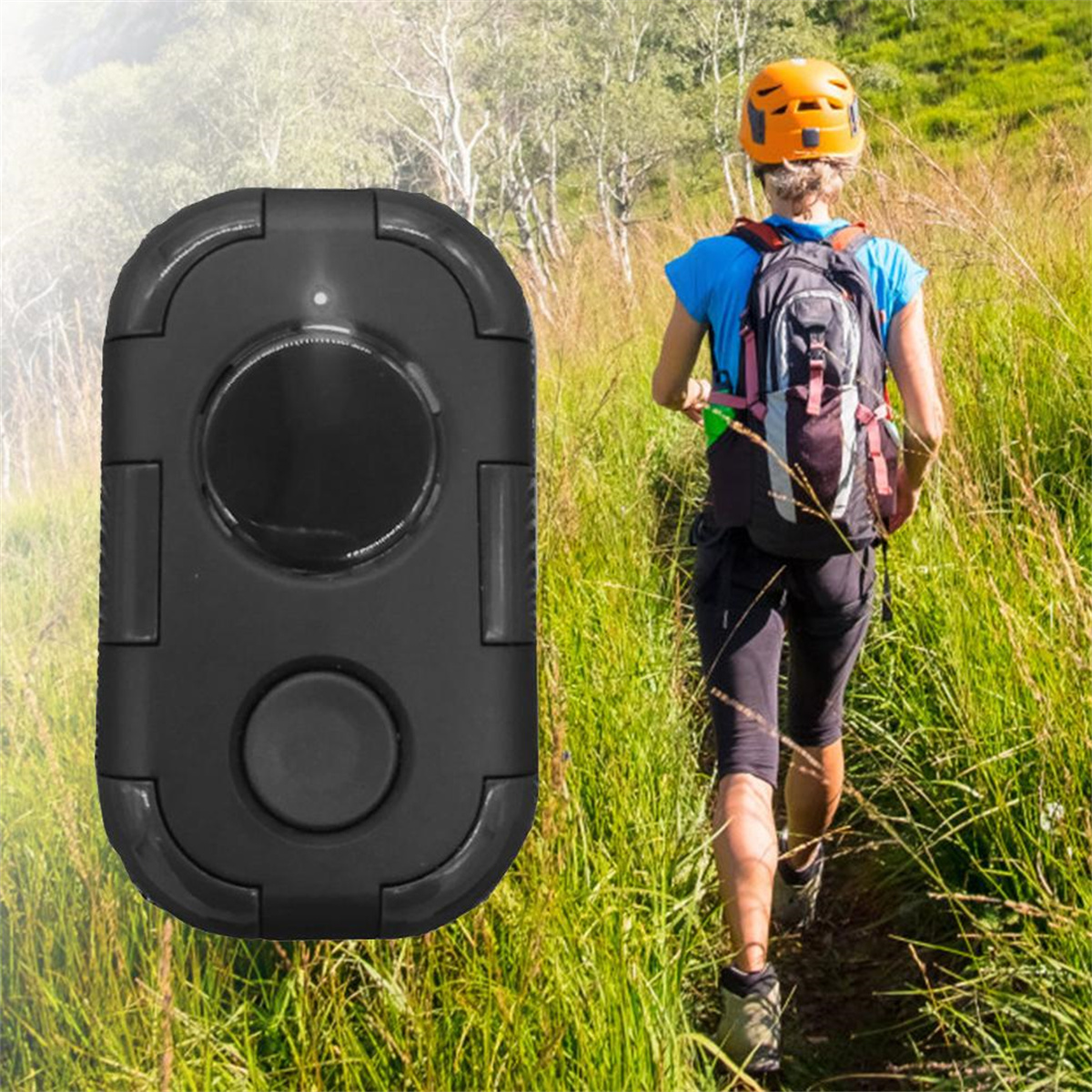 Eine Person, die mit einem schwarzen Gerät und einem Rucksack auf einem Pfad rennt.