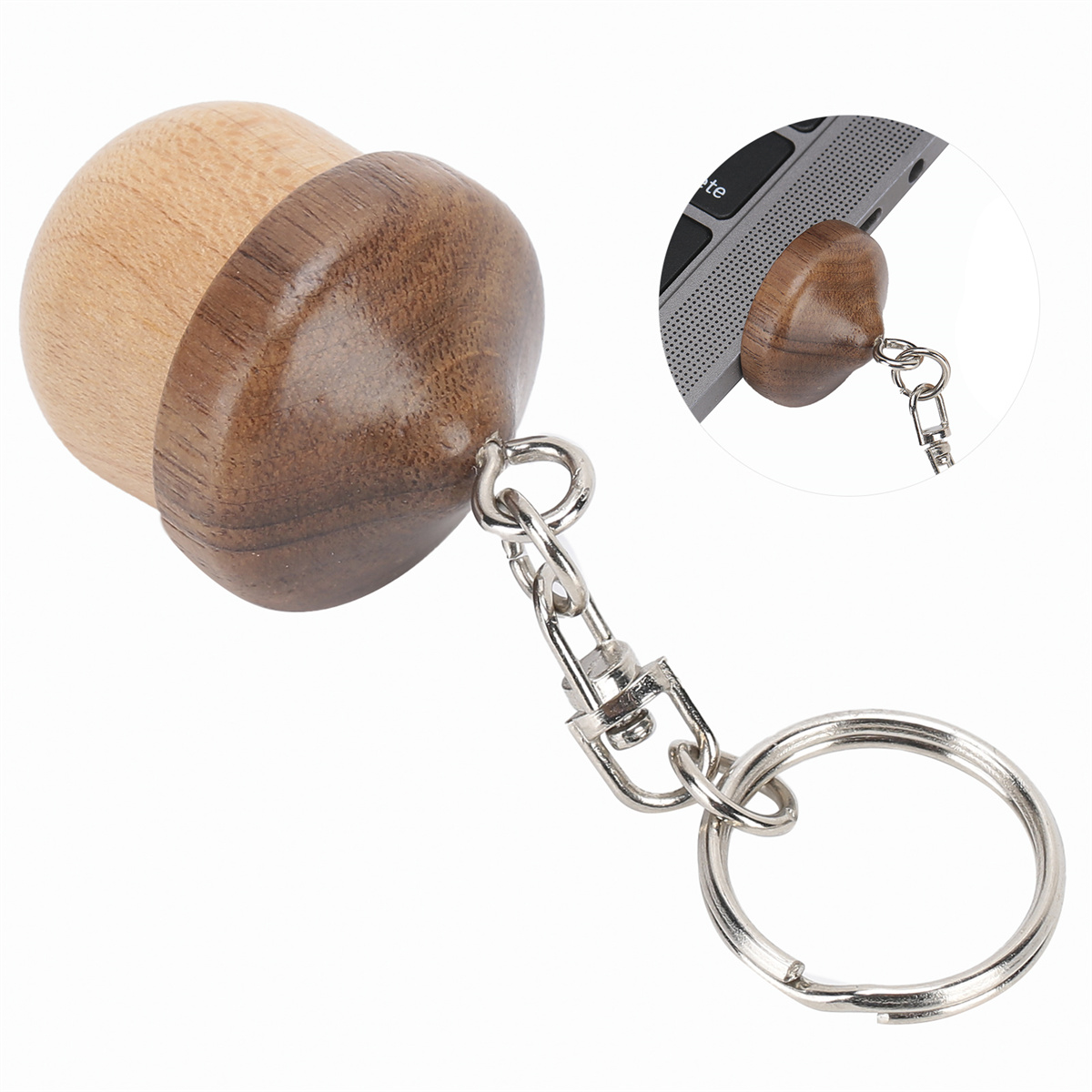 Holzgerät mit Schlüsselring an einem Laptop befestigt. Braune und helle Holzfarben. Weißer Hintergrund.