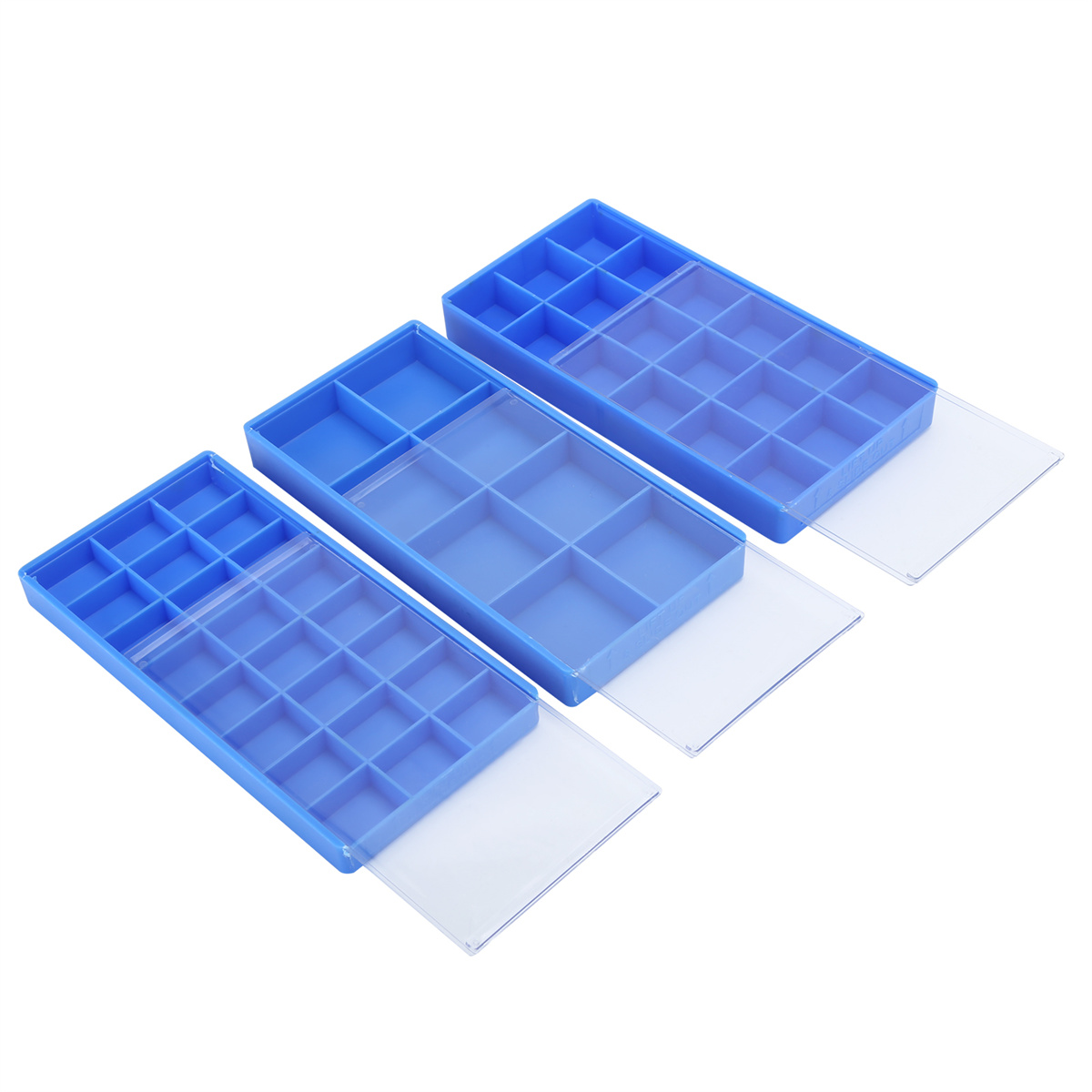 Drei blaue Aufbewahrungsboxen mit transparenten Deckeln, jeweils in kleine Fächer unterteilt.