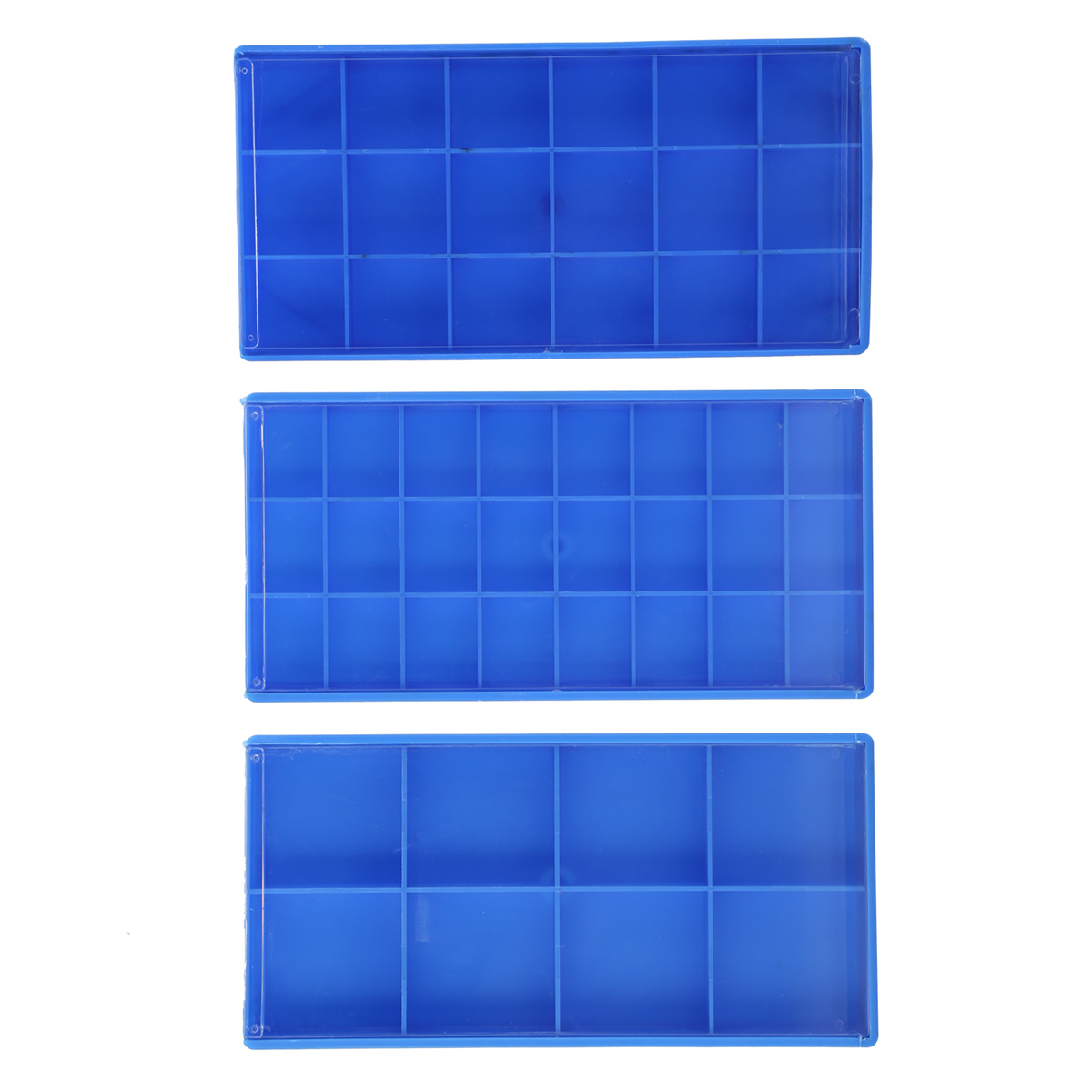 Drei blaue Kunststoff-Organizer-Tabletts mit mehreren Fächern. Jedes Tablett ist rechteckig und hat Unterteilungen.