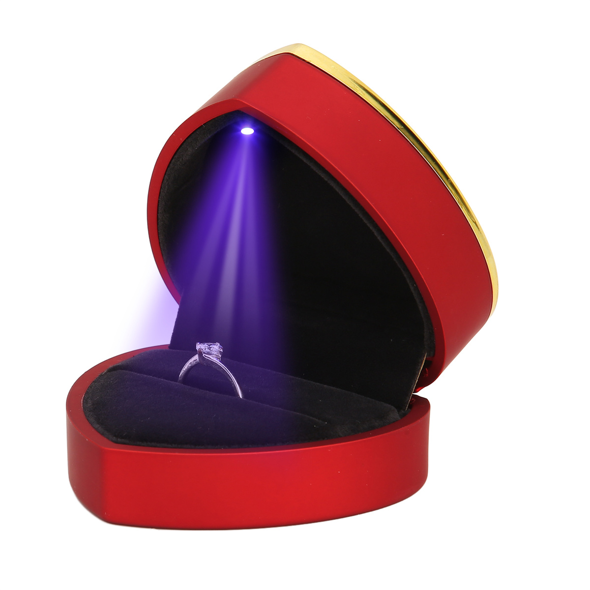 Eine rote herzförmige Ringschatulle mit einem Diamantring darin. Ein blaues Licht scheint auf den Ring.