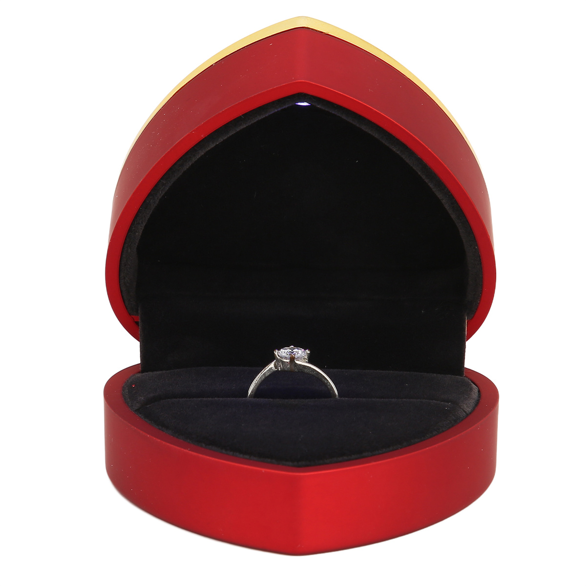 Rote herzförmige Ringbox geöffnet, zeigt einen Diamantring. Schwarzer Samtinnenraum.