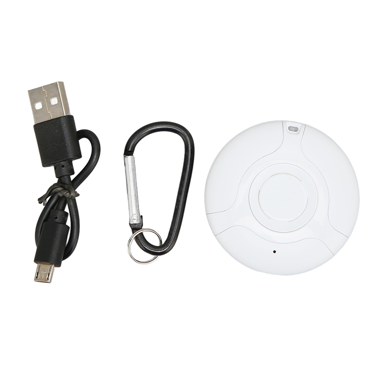 USB-Kabel, schwarzer Karabiner und weißes Gerät mit Knopf, flach auf weißem Hintergrund.