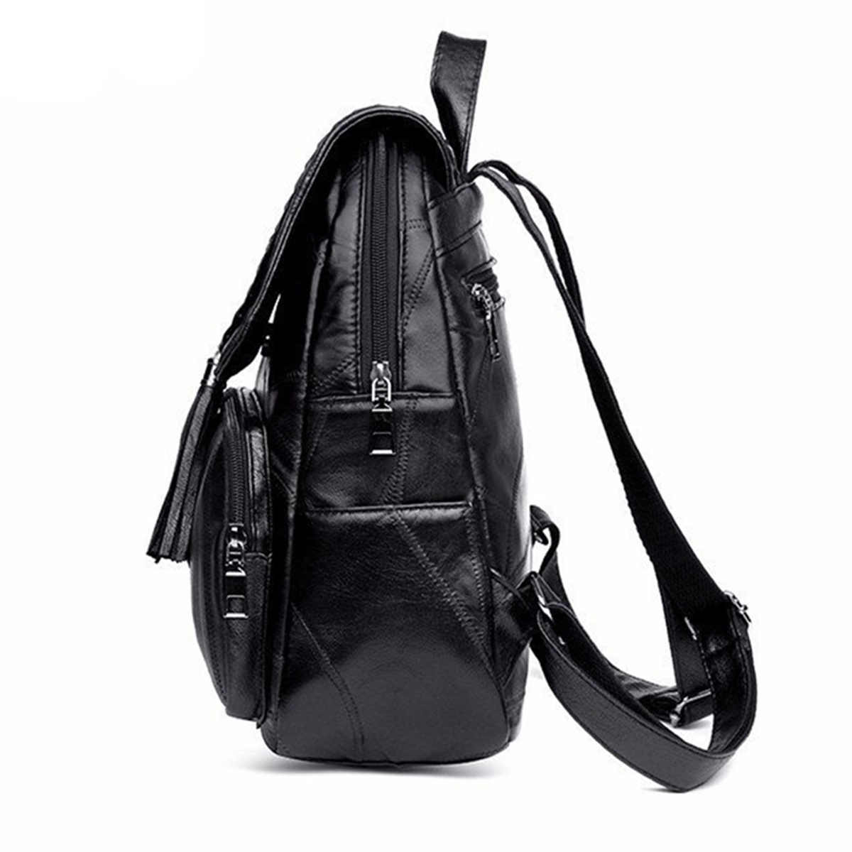 Ein schwarzer Rucksack mit mehreren Taschen wird in Seitenansicht gezeigt, mit sichtbaren Trägern.
