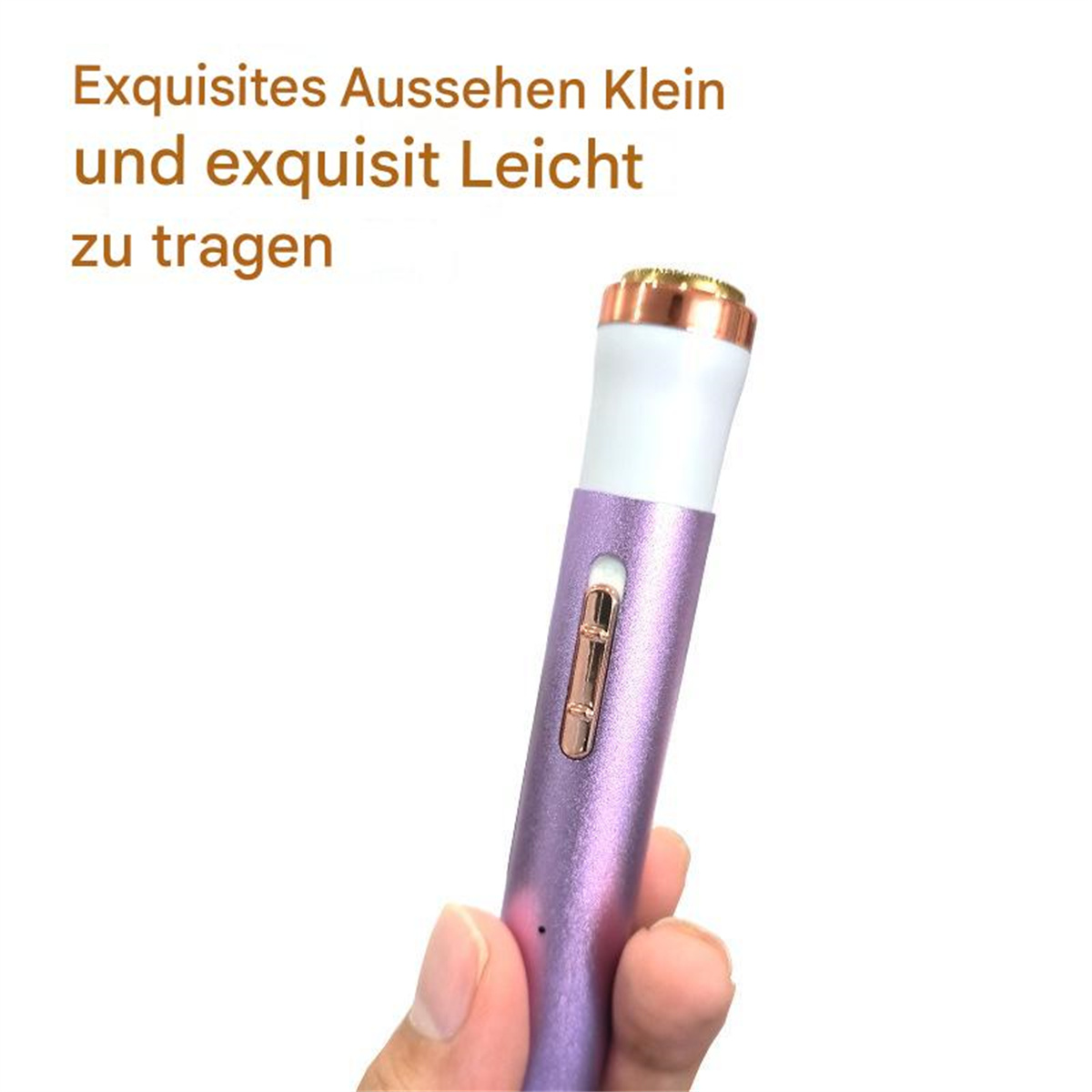 Ein handliches Schönheitsgerät in Weiß und Gold, das von einer Hand vor weißem Hintergrund gehalten wird.