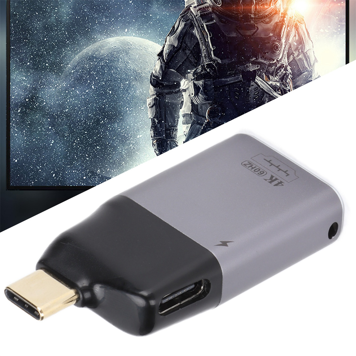 Silber-schwarzer Adapter, der an ein Display und einen Bildschirm angeschlossen ist.