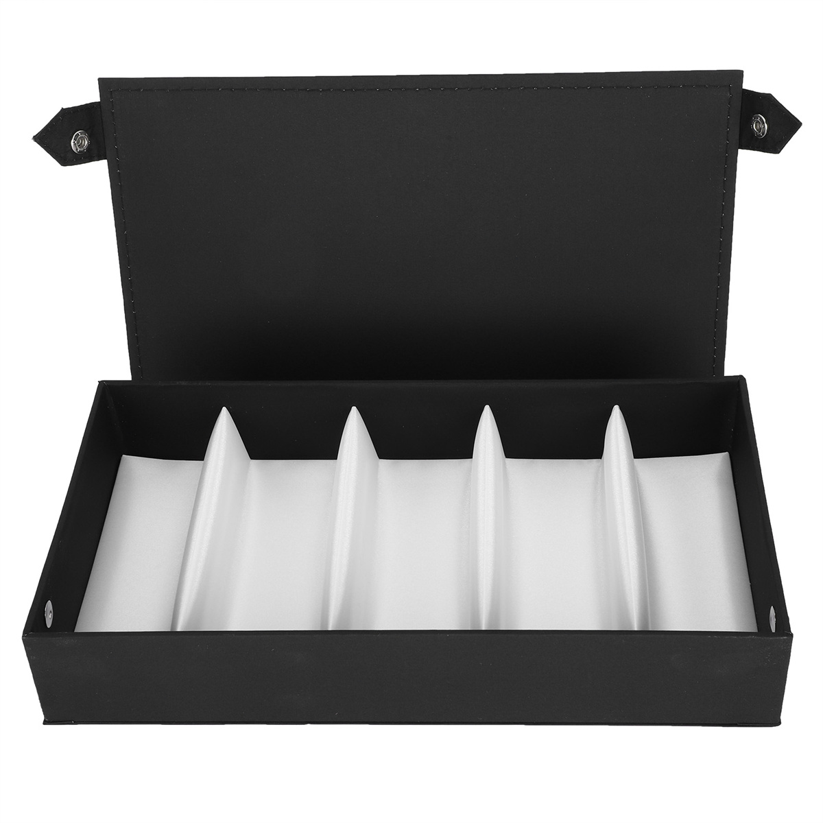 Offene schwarze Box mit weißen Innenaufteilungen. Deckel offen, zwei Schnappverschlüsse sichtbar.