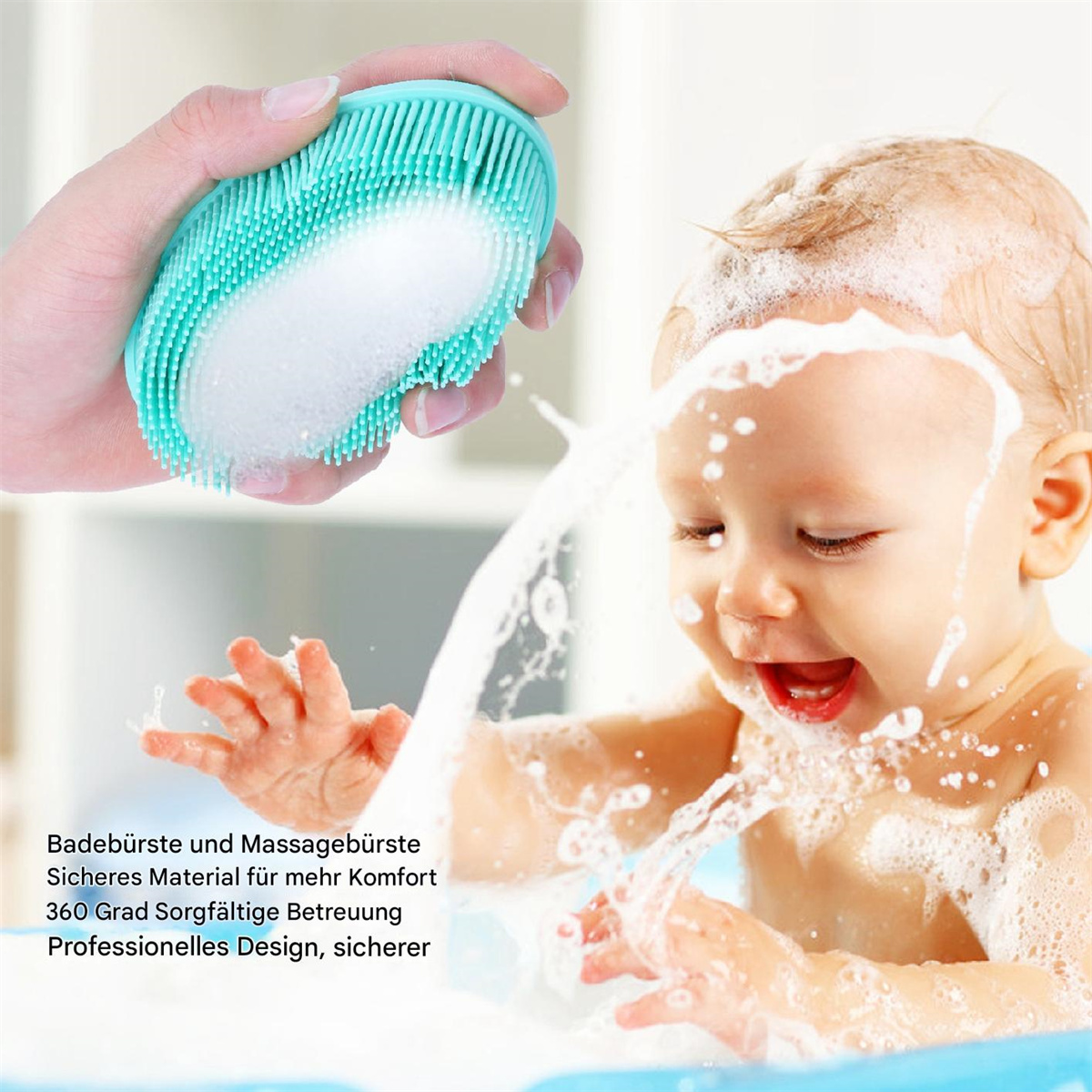 Baby in einem Bad, wird mit einer schaumbedeckten, walförmigen Bürste gewaschen, lächelnd.