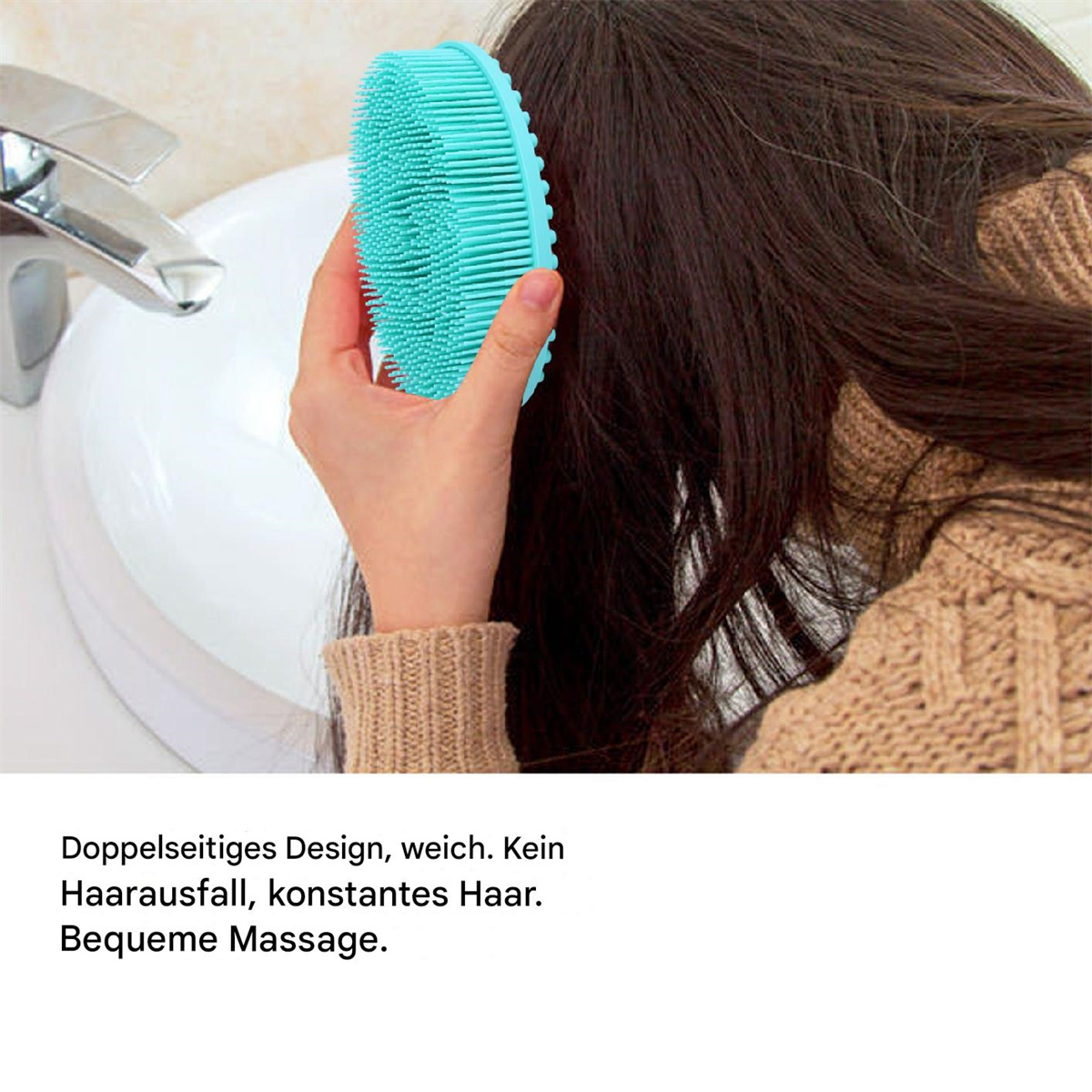Eine Hand benutzt eine blaue Silikon-Haarbürste über dunkelbraunem Haar neben einem weißen Waschbecken.