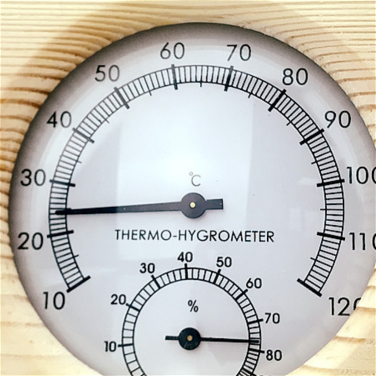 Thermo-Hygrometer Nahaufnahme. Kreisförmiges Messgerät mit Temperatur- und Feuchtigkeitsmessungen.