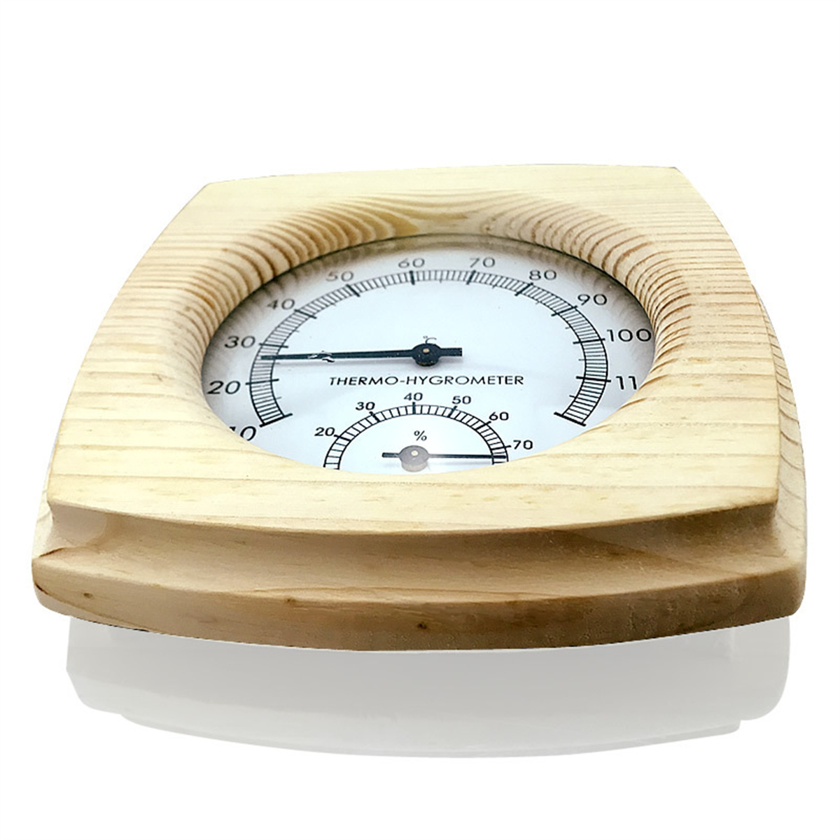 Thermo-Hygrometer aus Holz mit hellfarbigem Holzrahmen. Weißer Hintergrund.