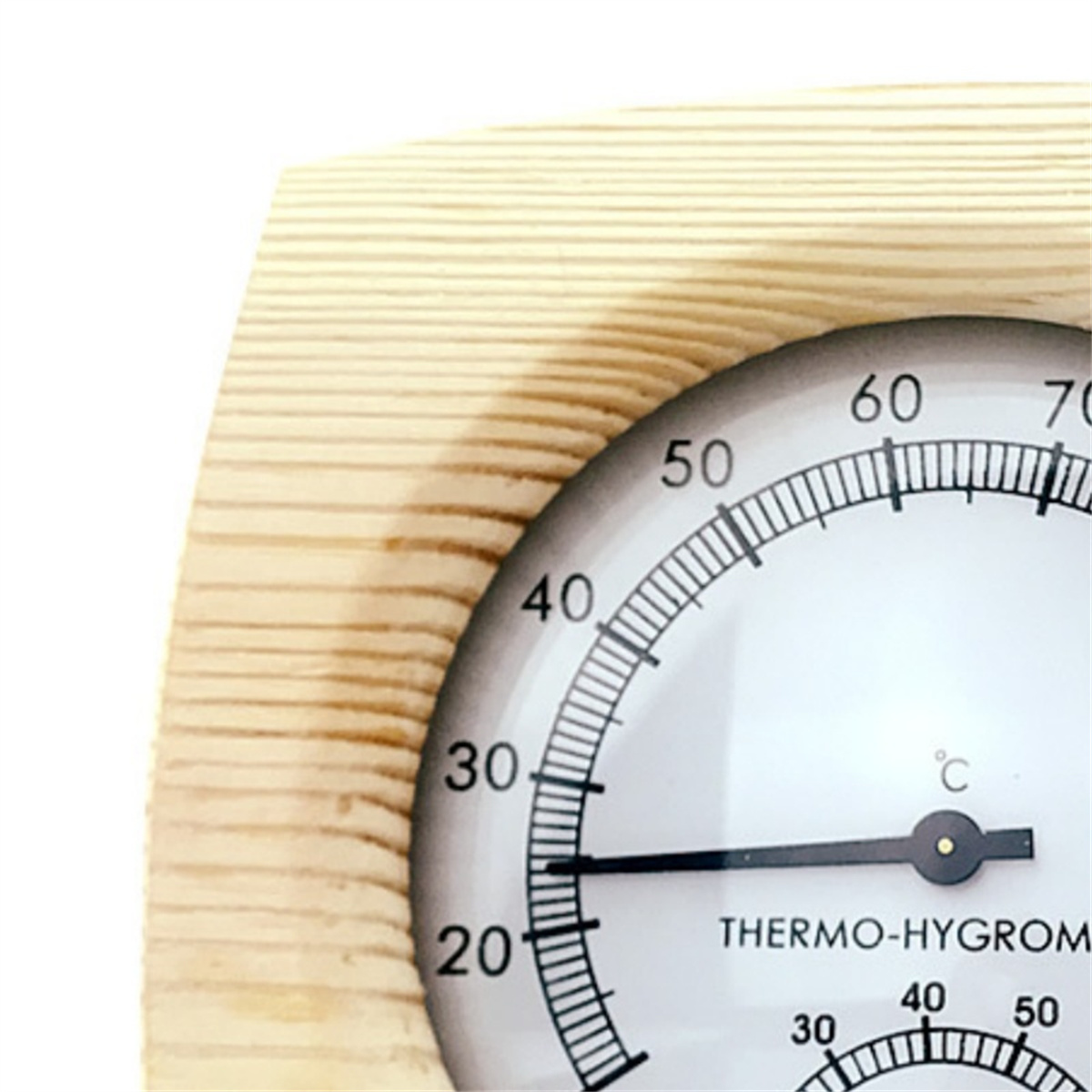 Nahaufnahme eines Thermo-Hygrometers mit Holzrahmen.