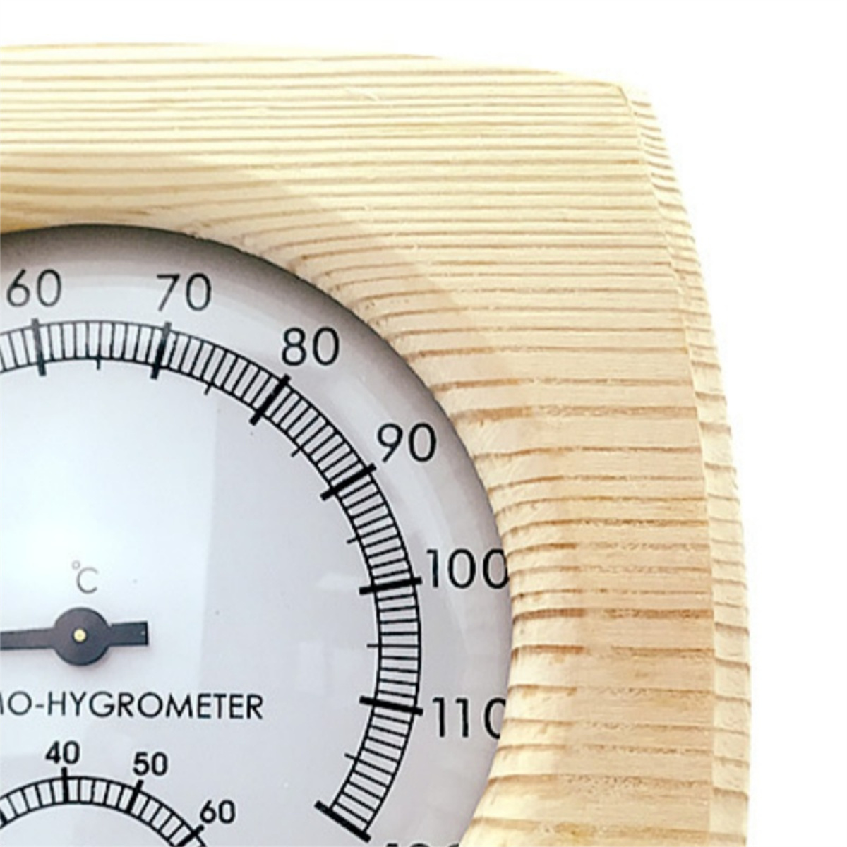 Ein Holzrahmen mit Thermometer und Hygrometer. Weißer Hintergrund.