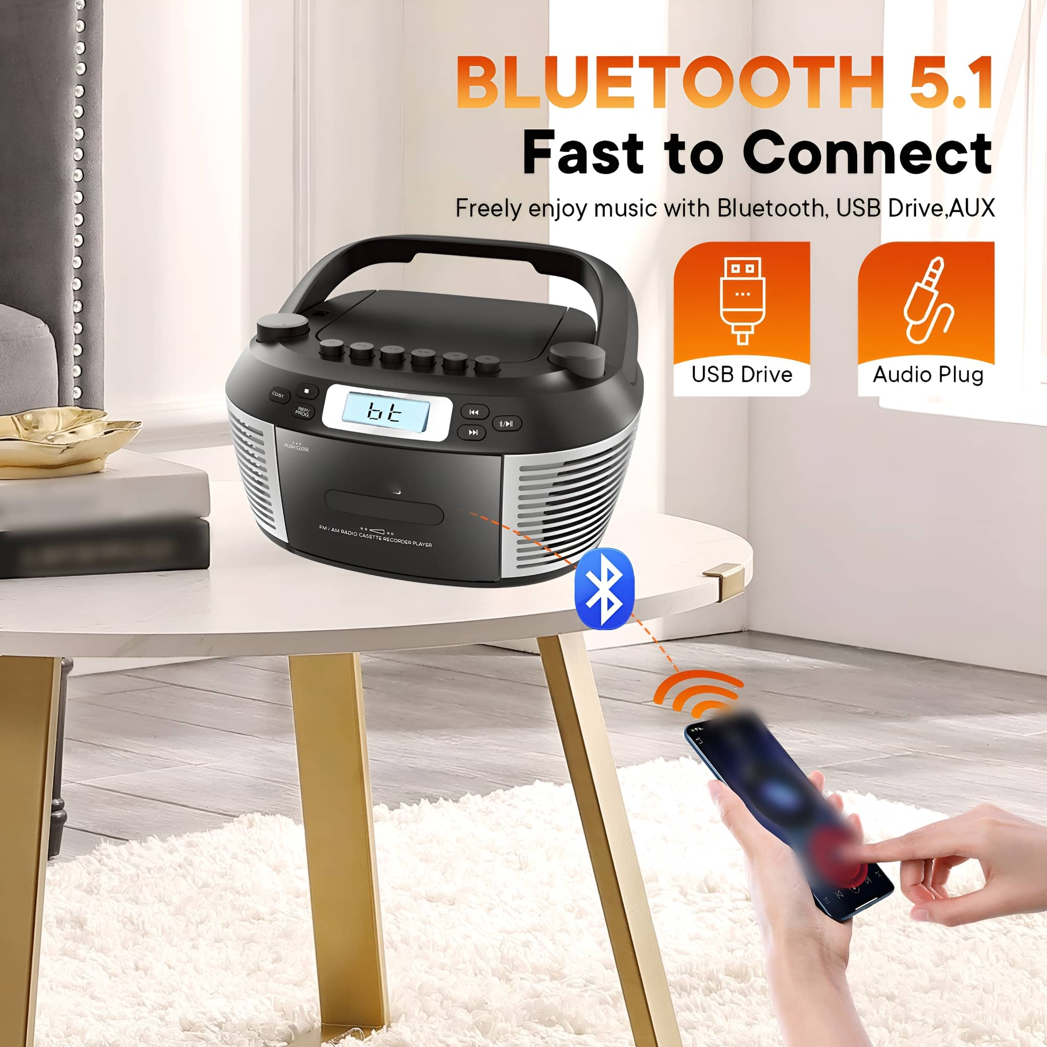 Schwarzer tragbarer Bluetooth-Lautsprecher mit Knöpfen und Display. Telefon mit App sichtbar.