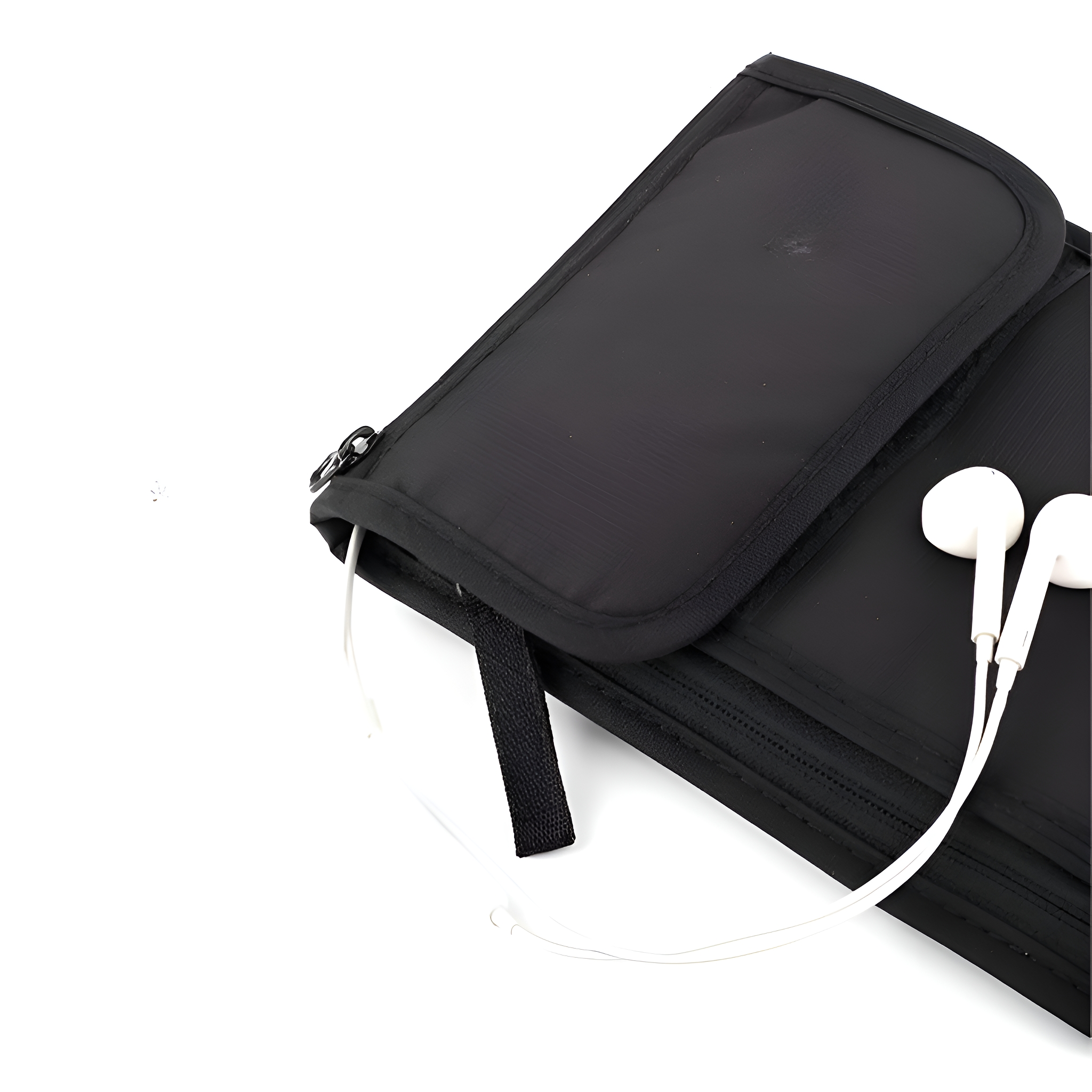 Ein schwarzes Reißverschlussetui mit weißem Kopfhörerkabel. Das Etui ist offen mit schwarzem Innenraum und weißem Hintergrund.