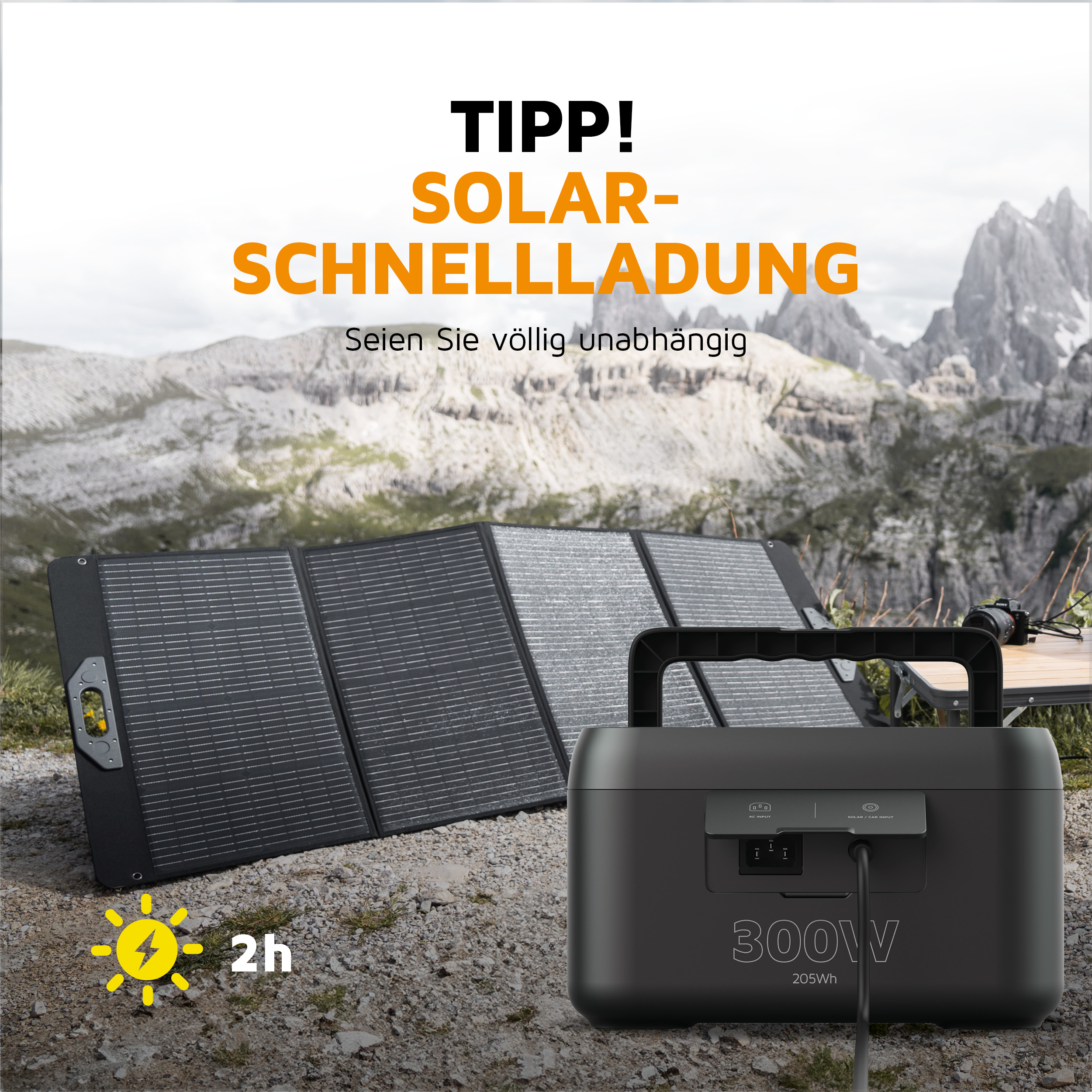 Solarpaneele mit einer tragbaren Powerstation. Es gibt Text auf Deutsch über das Laden mit Solar. Ein Berg-Hintergrund.