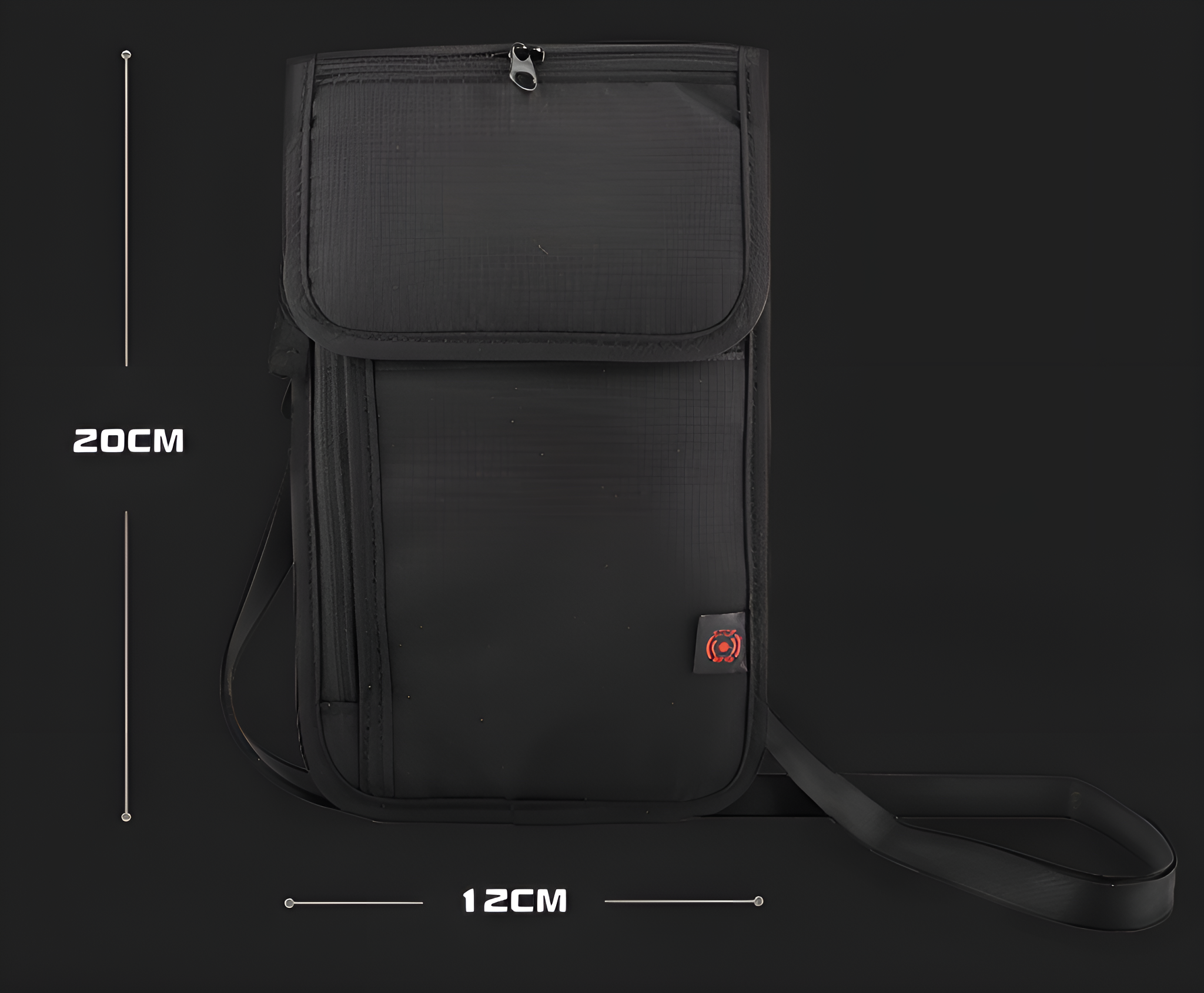 Schwarze Reisetasche mit Abmessungen. Hat einen Schultergurt und Reißverschluss. Dunkler Hintergrund.