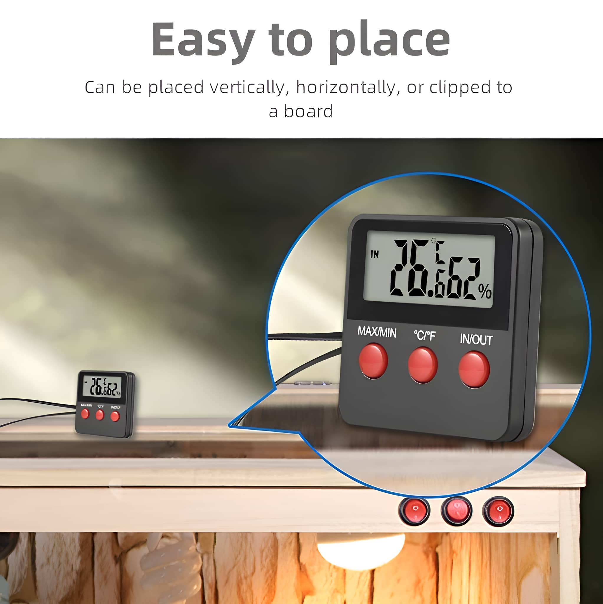 Digitales Thermometer, das die Temperatur anzeigt. Zwei Thermometer auf Holzoberfläche, mit roten Knöpfen.